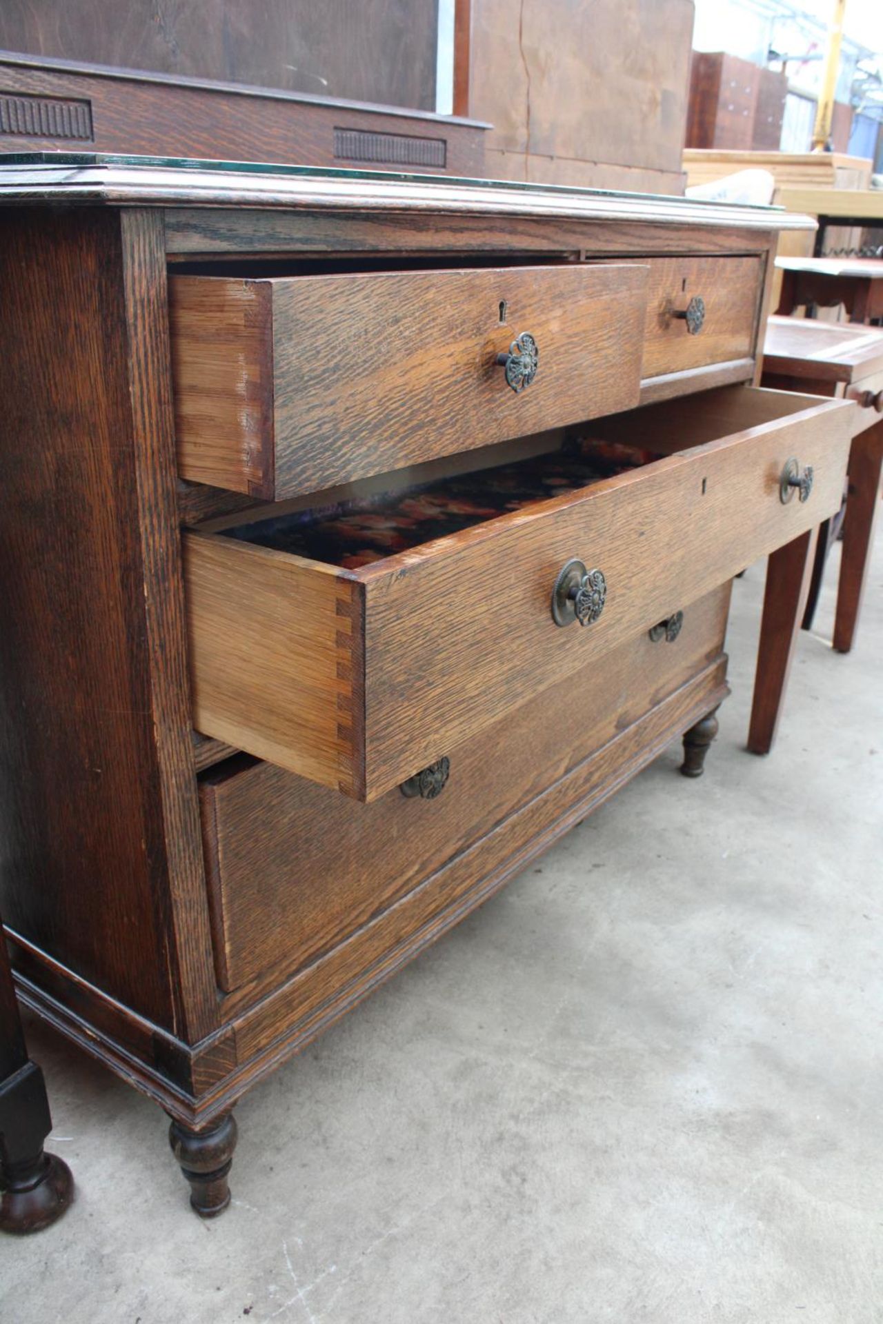 AN EARLY 20TH CENTURY OAK CHEST OF 2 SHORT AND 2 LONG DRAWERS, 42" WIDE - Image 2 of 3