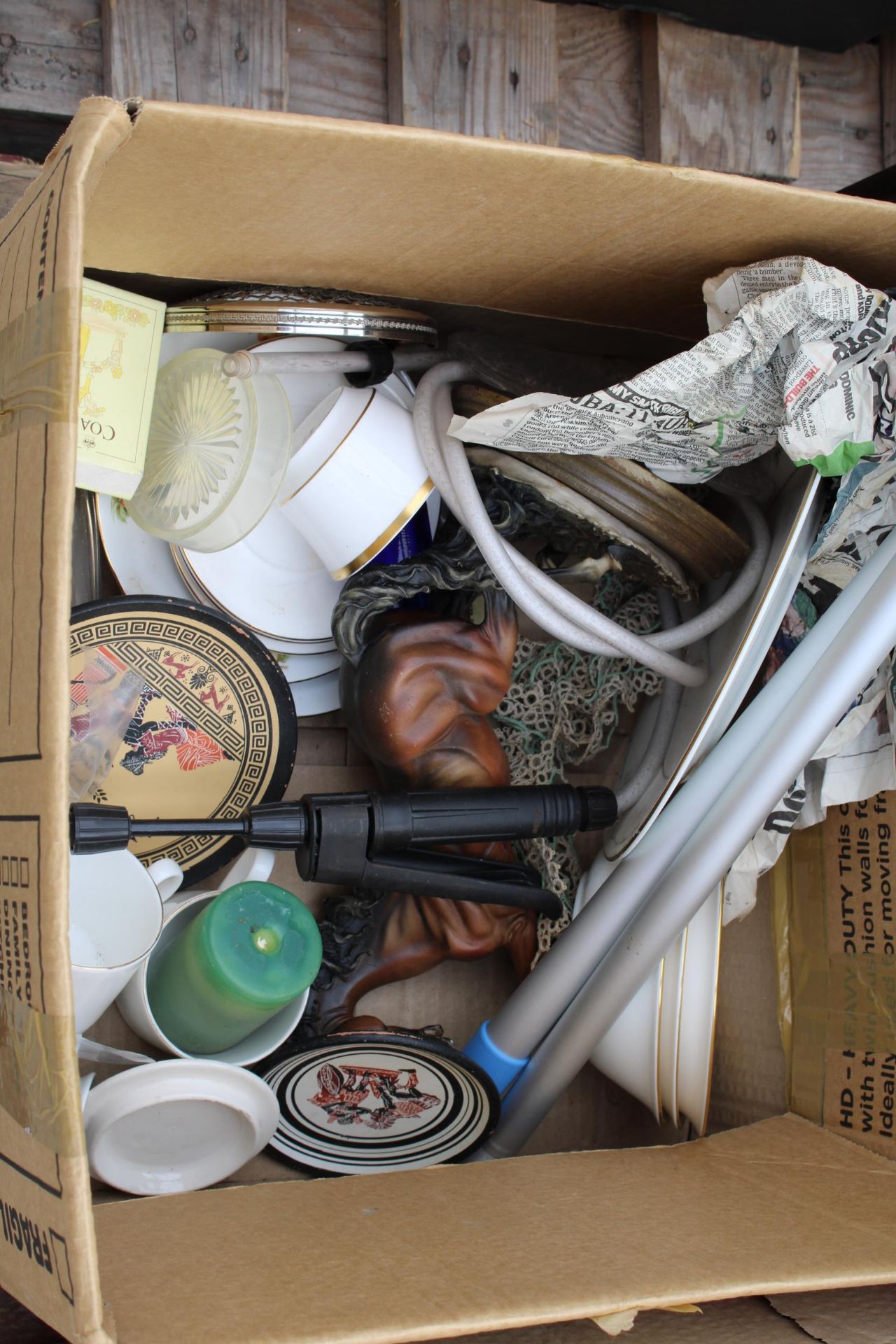 AN ASSORTMENT OF VARIOUS HOUSEHOLD CLEARANCE ITEMS - Image 2 of 4
