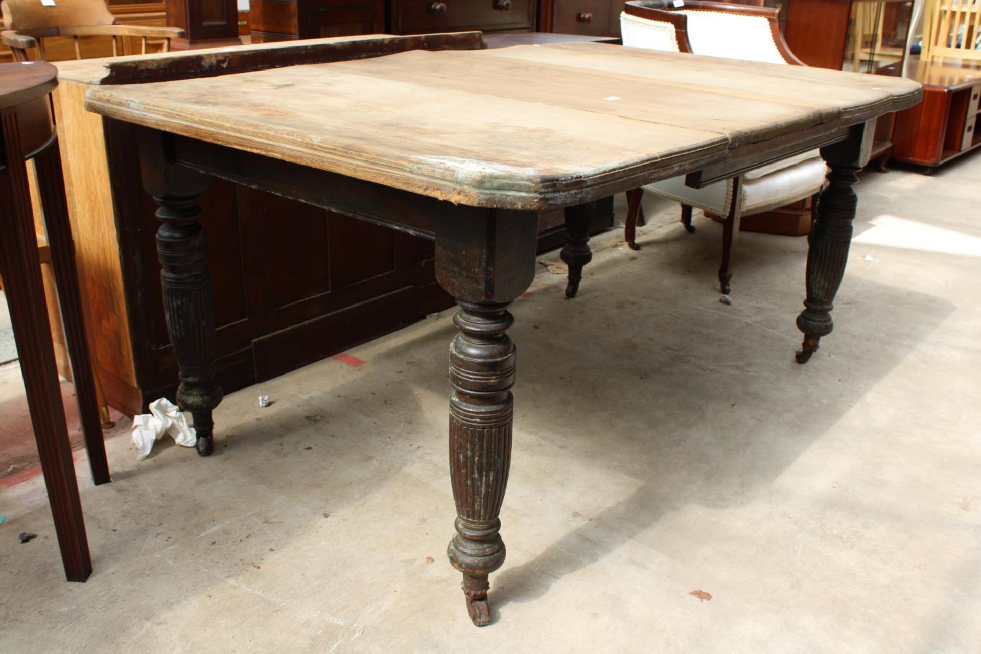 A LATE VICTORIAN SCRUB TOP WIND-OUT DINING TABLE WITH CANTED CORNERS ON TURNED AND FLUTED LEGS - Bild 2 aus 3