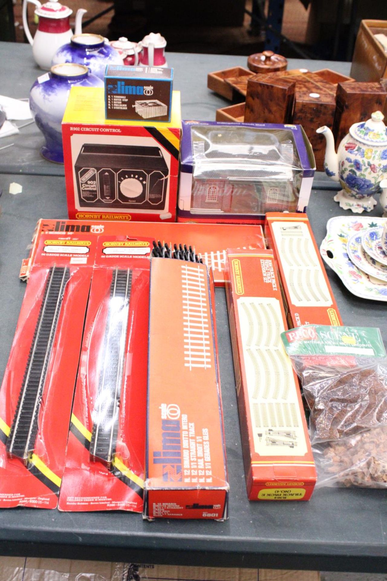 A MIXED LOT OF HORNBY RAILWAYS ITEMS TO INCLUDE TRACK, SCENIC MATERIALS, CIRCUIT CONTROL ETC