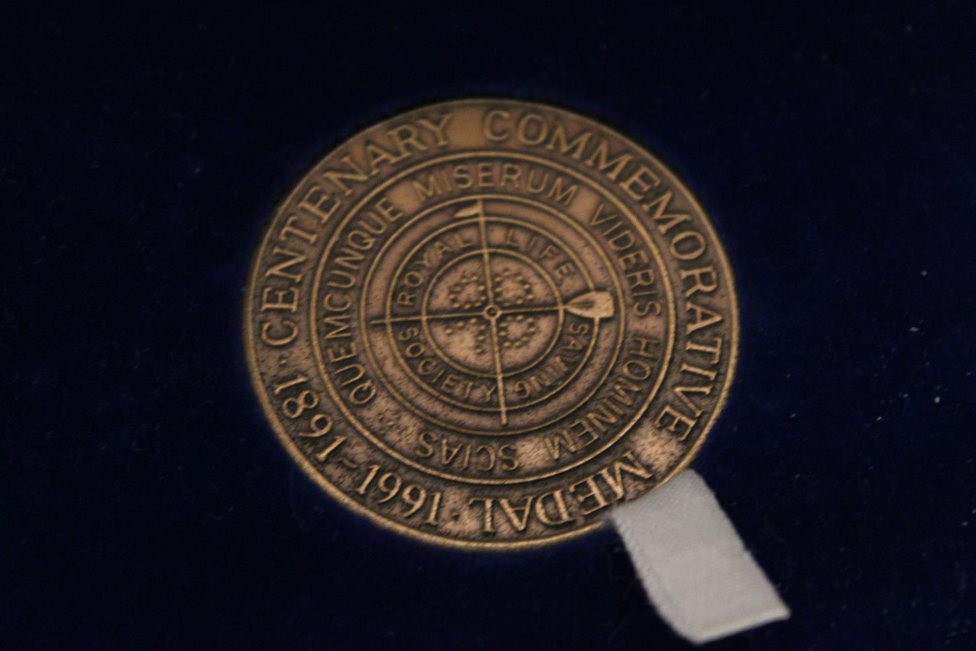 A BOXED BRONZE MEDAL AND ACCOMPANYING PATCH - Image 3 of 4