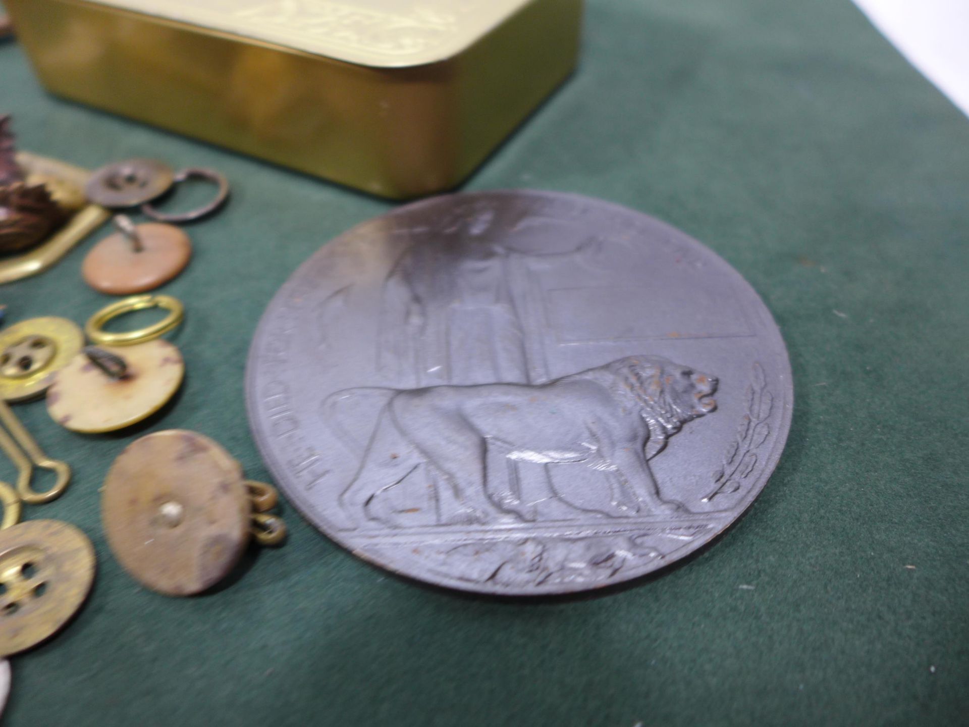 A COLLECTION OF MILITARY BUTTONS, OFFICERS PIPS, TINS AND PLAQUES ETC - Image 3 of 9