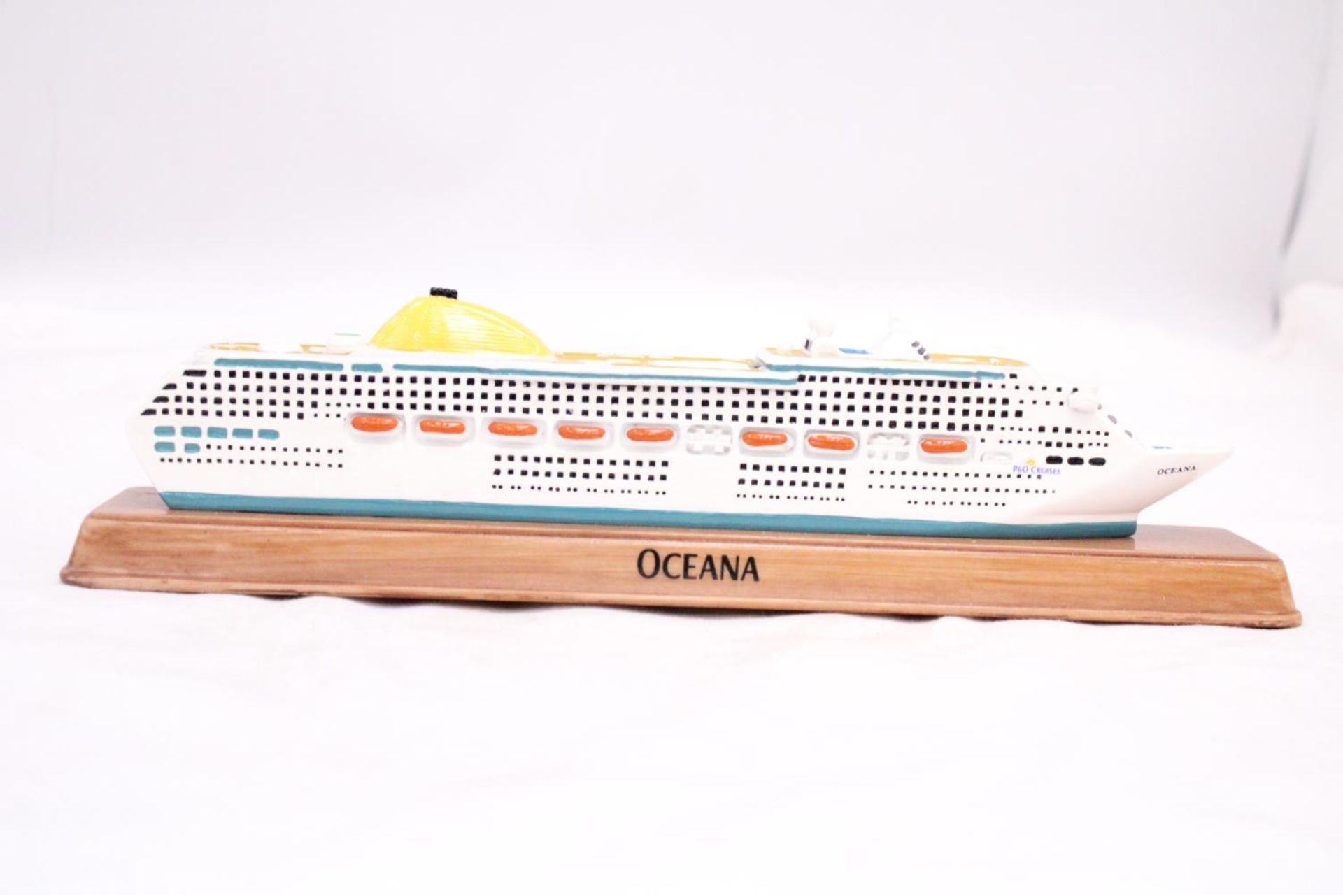 A HEAVY, SOLID, OCEAN LINER ON WOODEN STAND, 'OCEANA', LENGTH 27CM, HEIGHT 6CM - Image 4 of 5