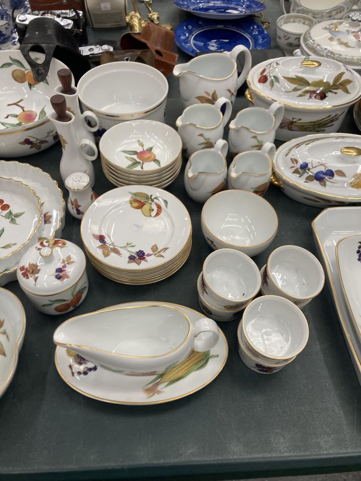 A LARGE COLLECTION OF ROYAL WORCESTER EVESHAM DINNERWARE TO INCLUDE LIDDED SERVING DISHES, PLATES, - Bild 4 aus 7