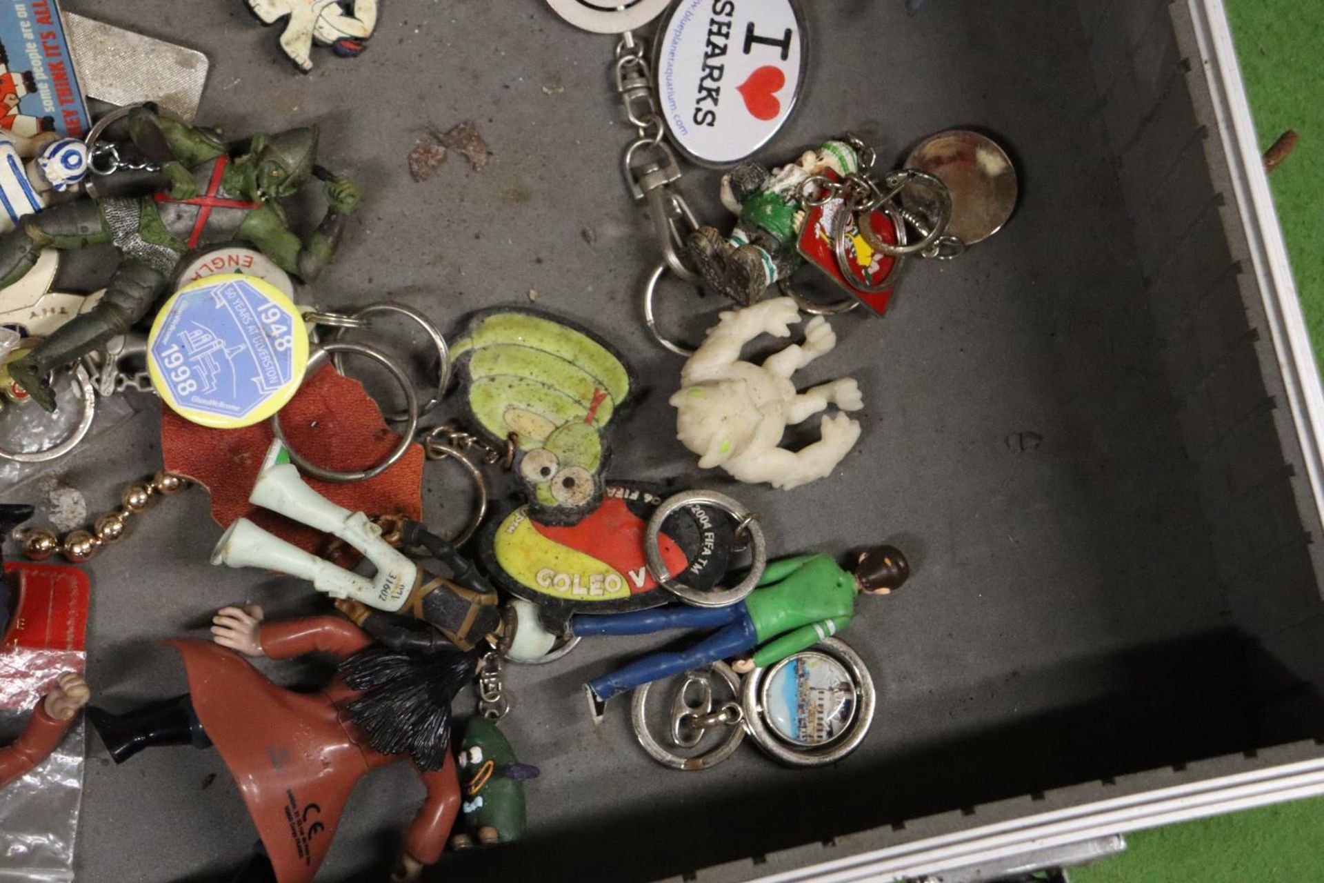 A METAL STORAGE CASE CONTAINING A SELECTION OF VINTAGE KEYRINGS AND FIGURES - Image 5 of 7