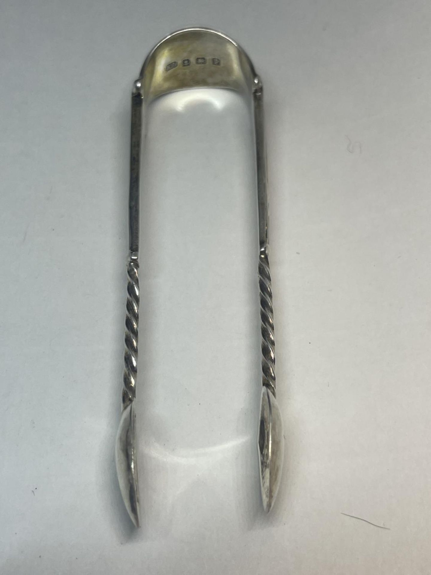 TWO HALLMARKED BIRMINGHAM ITEMS TO INCLUDE SILVER BUTTER KNIFE AND A SET OF TONGS GROSS WEIGHT 25. - Image 2 of 3