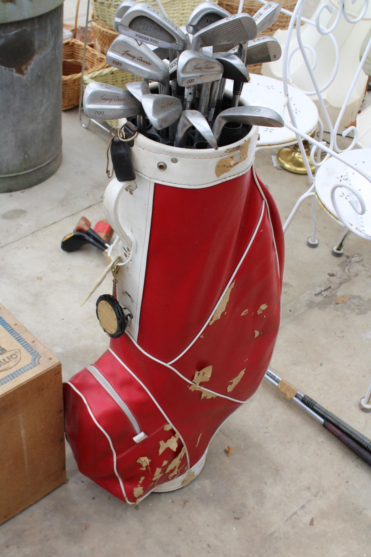 A GOLF BAG WITH AN ASSORTMENT OF GOLF CLUBS - Image 3 of 5