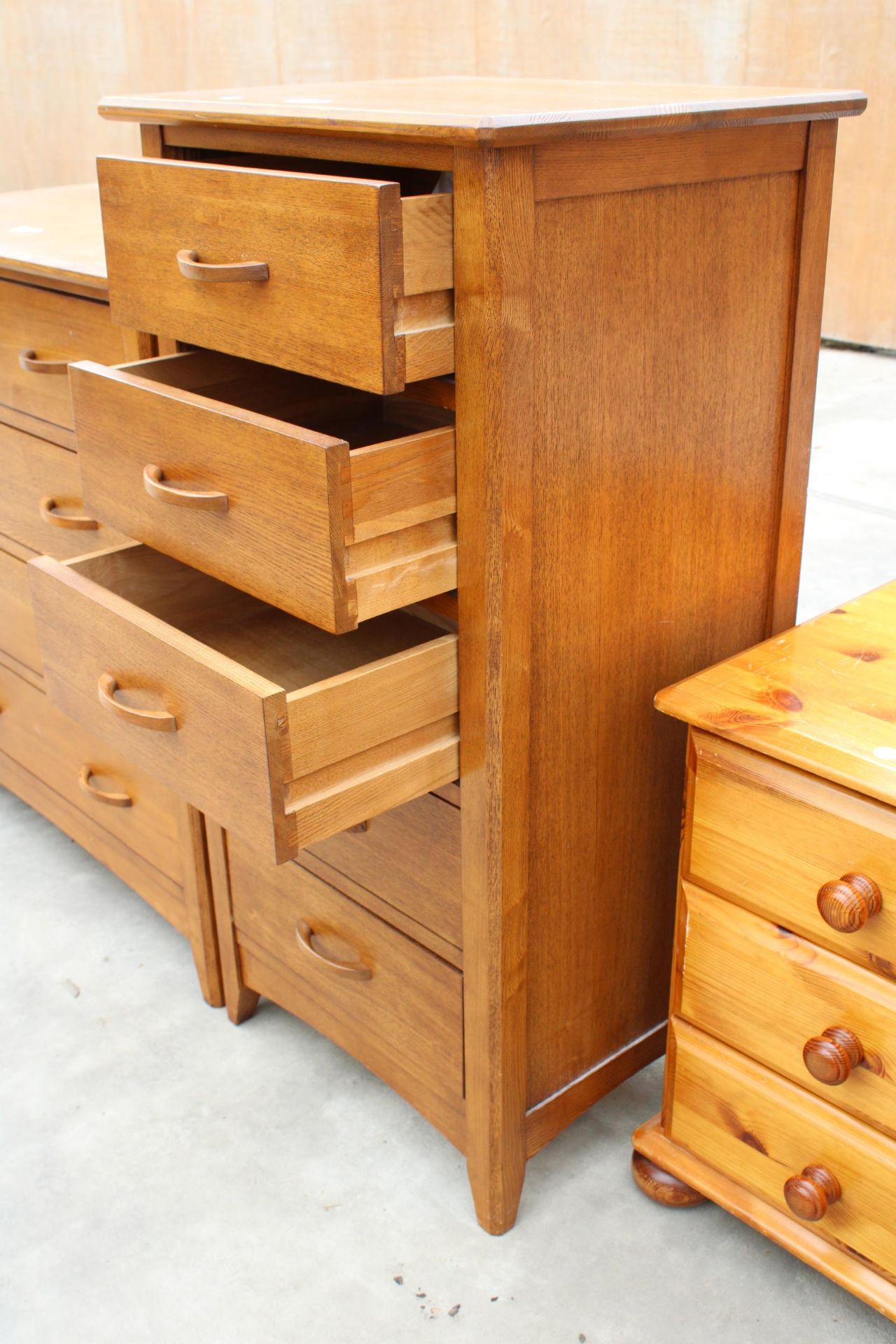 A MODERN OAK CHEST OF FIVE DRAWERS, 20" WIDE - Image 2 of 3