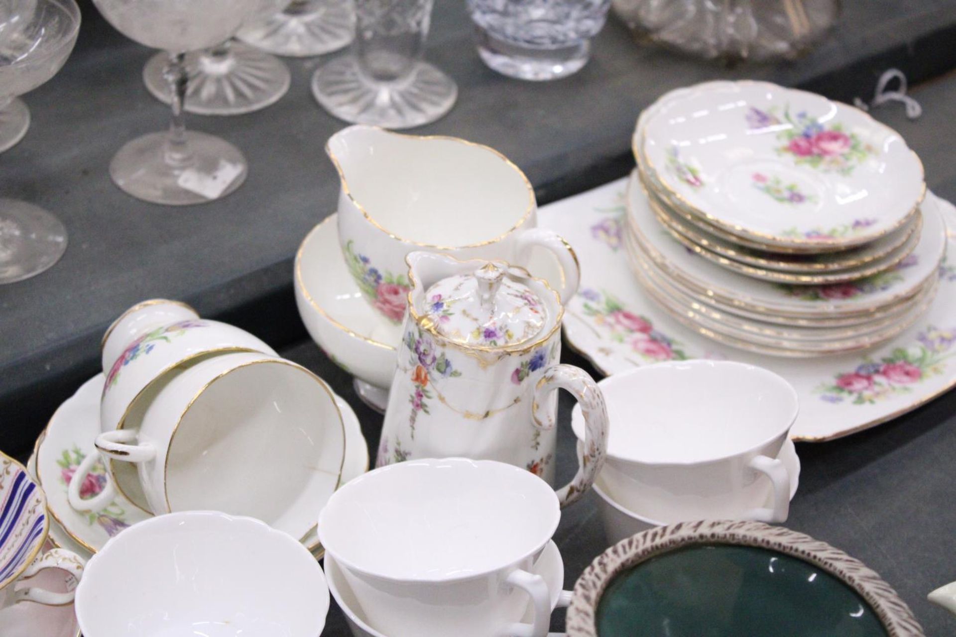 A FOLEY CHINA PART TEASET TO INCLUDE A CAKE PLATE, A CREAM JUG, SUGAR BOWL, CUPS, SAUCERS AND SIDE - Image 6 of 6
