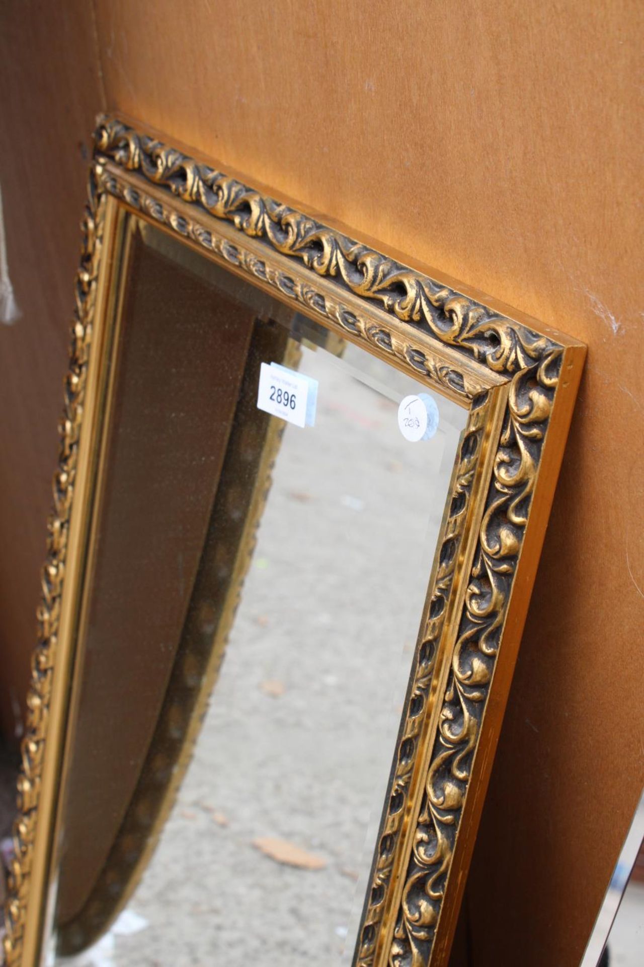 A MODERN GILT FRAMED AND BEVEL EDGE WALL MIRROR, 27" X 15" - Bild 2 aus 2