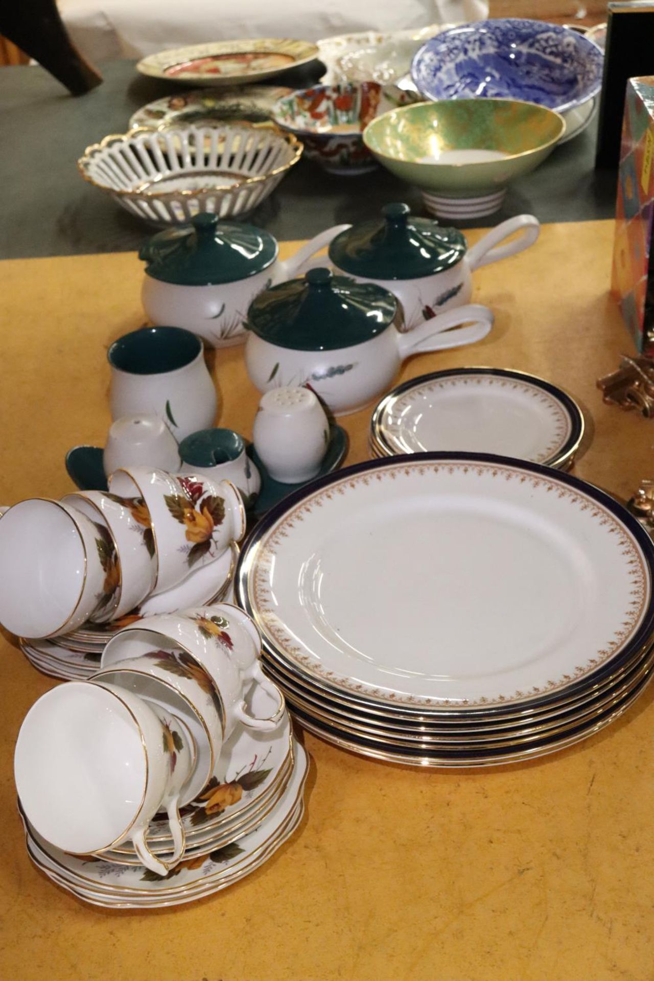 A QUANTITY OF DINNER AND TEAWARE TO INCLUDE DENBY LIDDED SOUP BOWLS AND A CRUET SET, DUCHESS CUPS,
