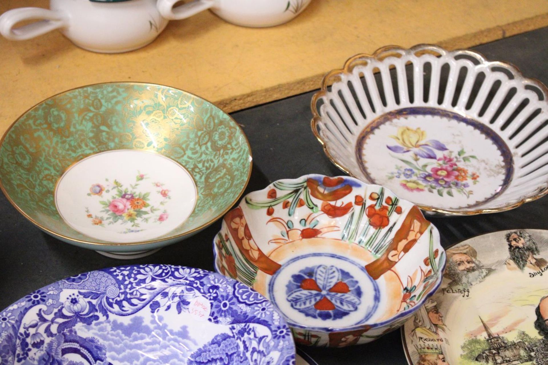 A COLLECTION OF PLATES AND BOWLS INCLUDING ROYAL DOULTON, KILN CRAFT, COPELAND ETC - Bild 5 aus 5
