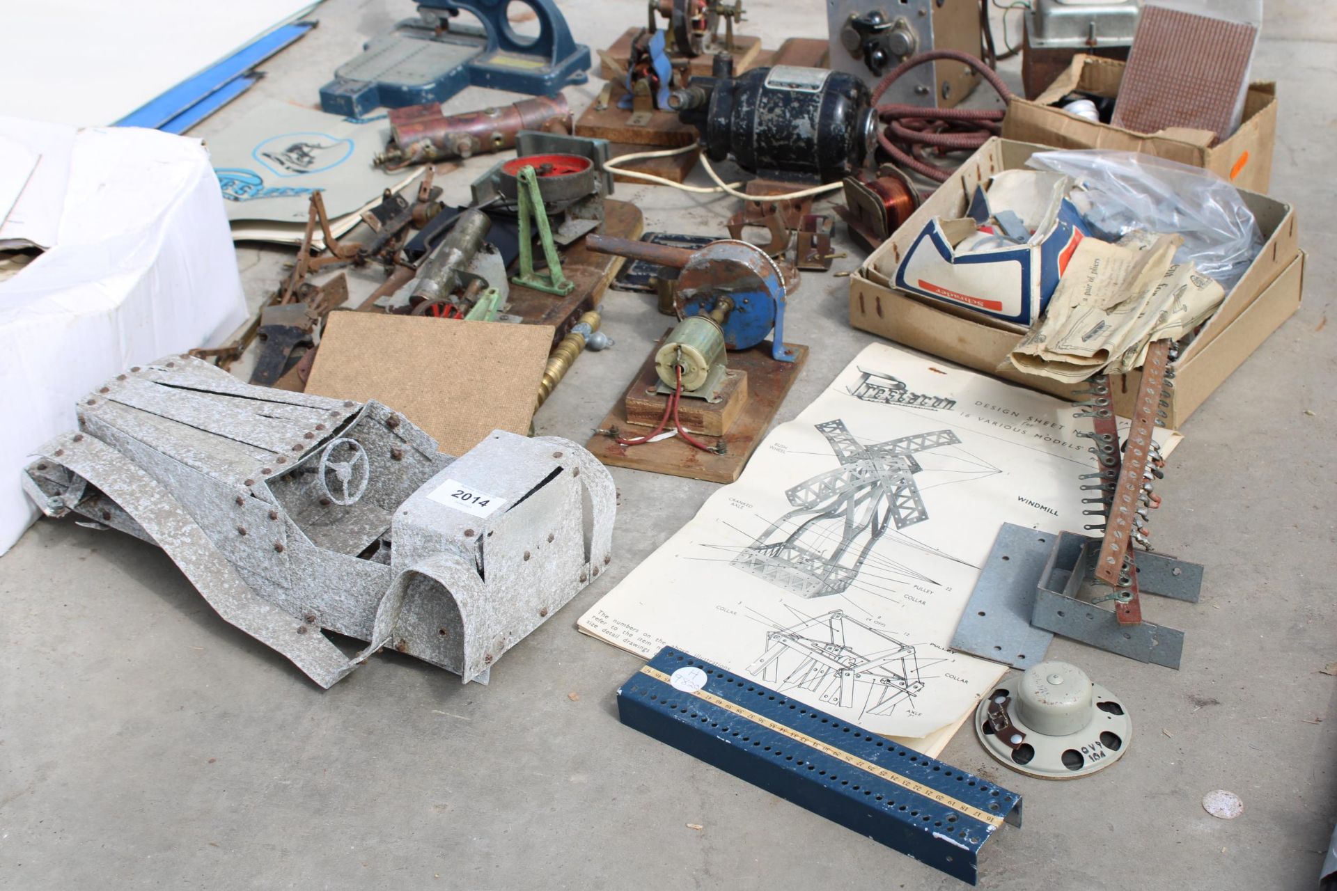A COLLECTION OF VARIOUS SCRATCH BUILT MODEL MAKING EQUIPMENT - Image 5 of 5