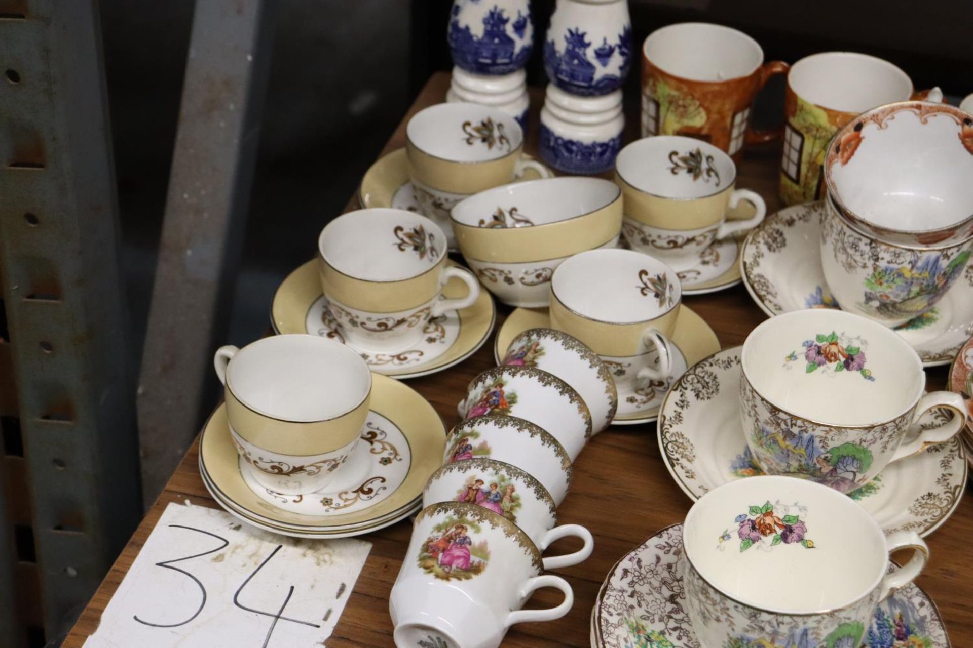 A MIXED LOT OF TEAWARE TO INCLUDE CUPS, SAUCERS, SIDE PLATES. CAKE PLATES, CREAM JUG SUGAR BOWL ETC - Image 4 of 6