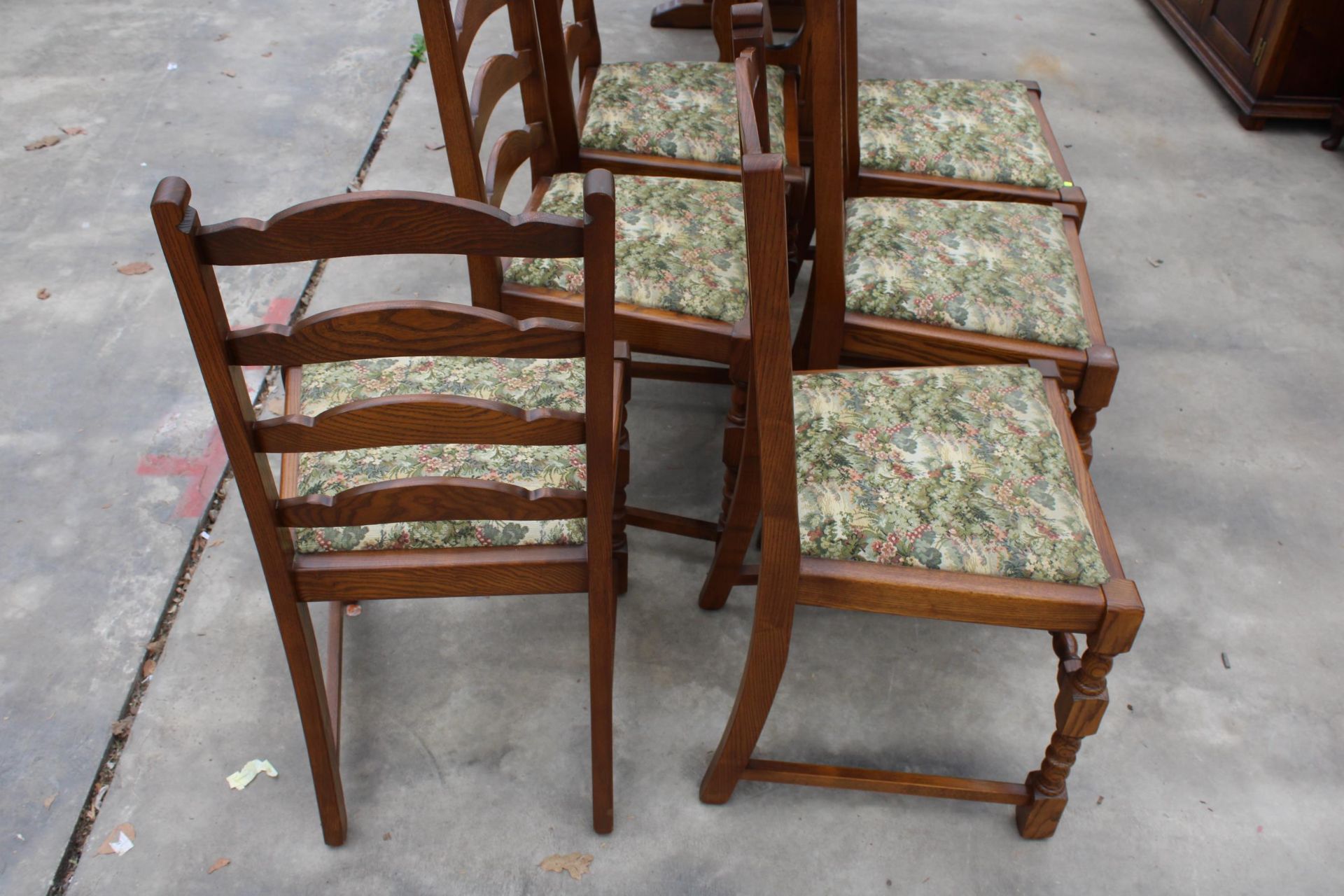 A SET OF 6, OAK, JAYCEE DINING CHAIRS WITH LADDER-BACKS, ON TURNED FRONT LEGS - Image 3 of 4