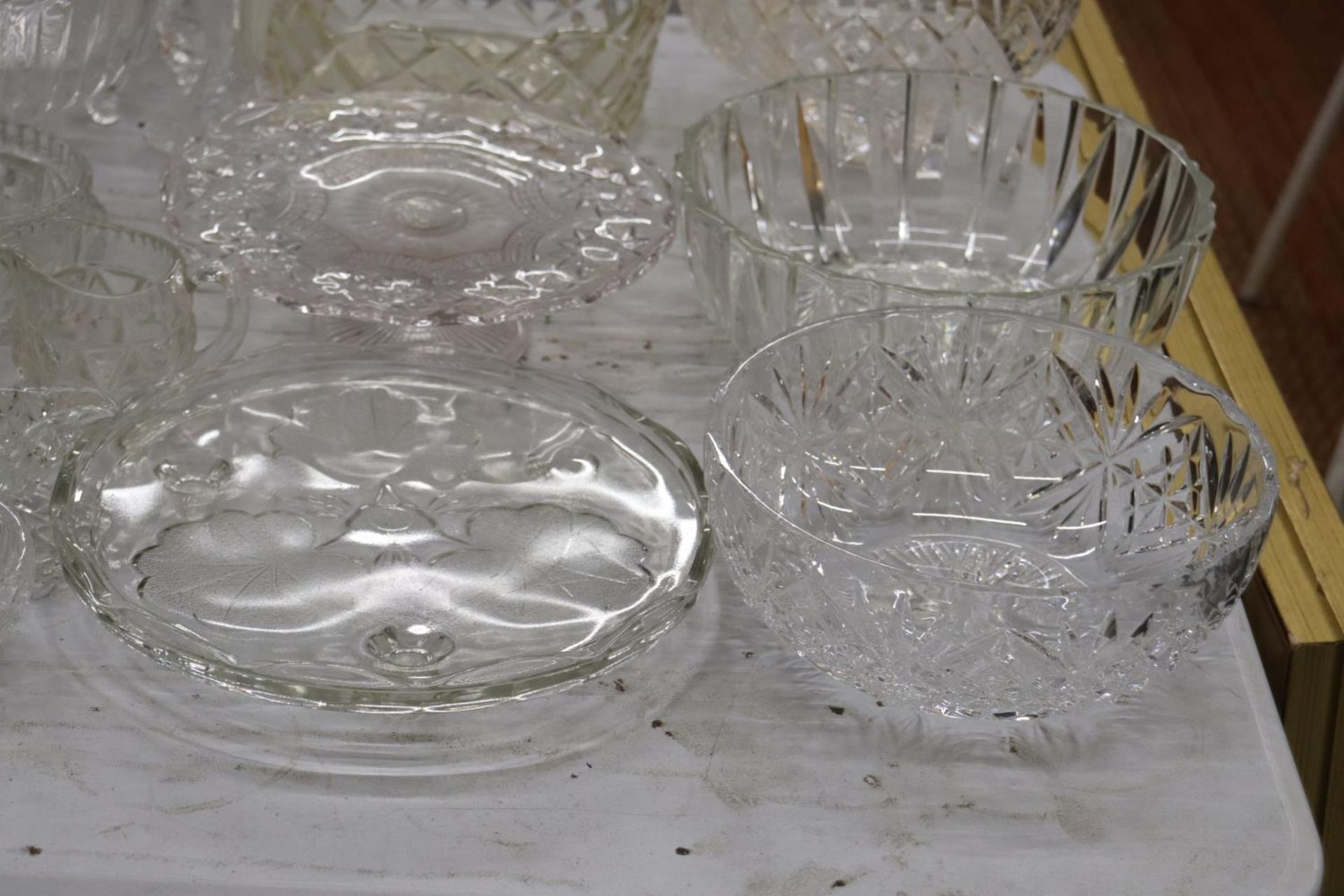 A LARGE QUANTITY OF GLASSWARE TO INCLUDE LARGE BOWLS, VASES, CANDLESTICKS, A GLOBE, ETC - Image 3 of 6