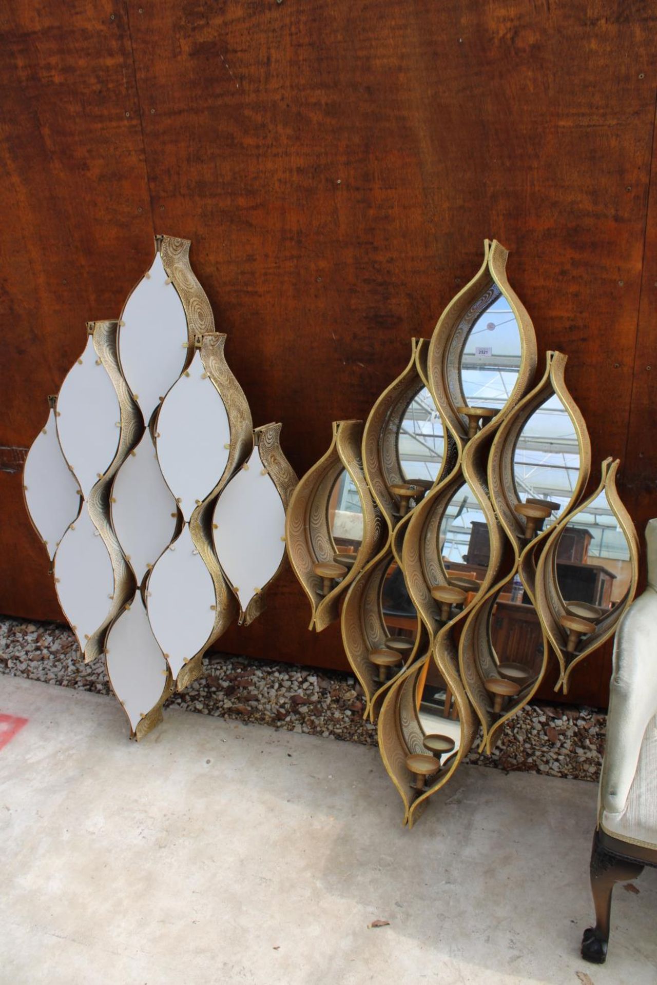 A PAIR OF MODERN PIERCED METALWARE MIRRORED RAINDROP MIRRORS WITH CANDLE HOLDERS - Image 5 of 5