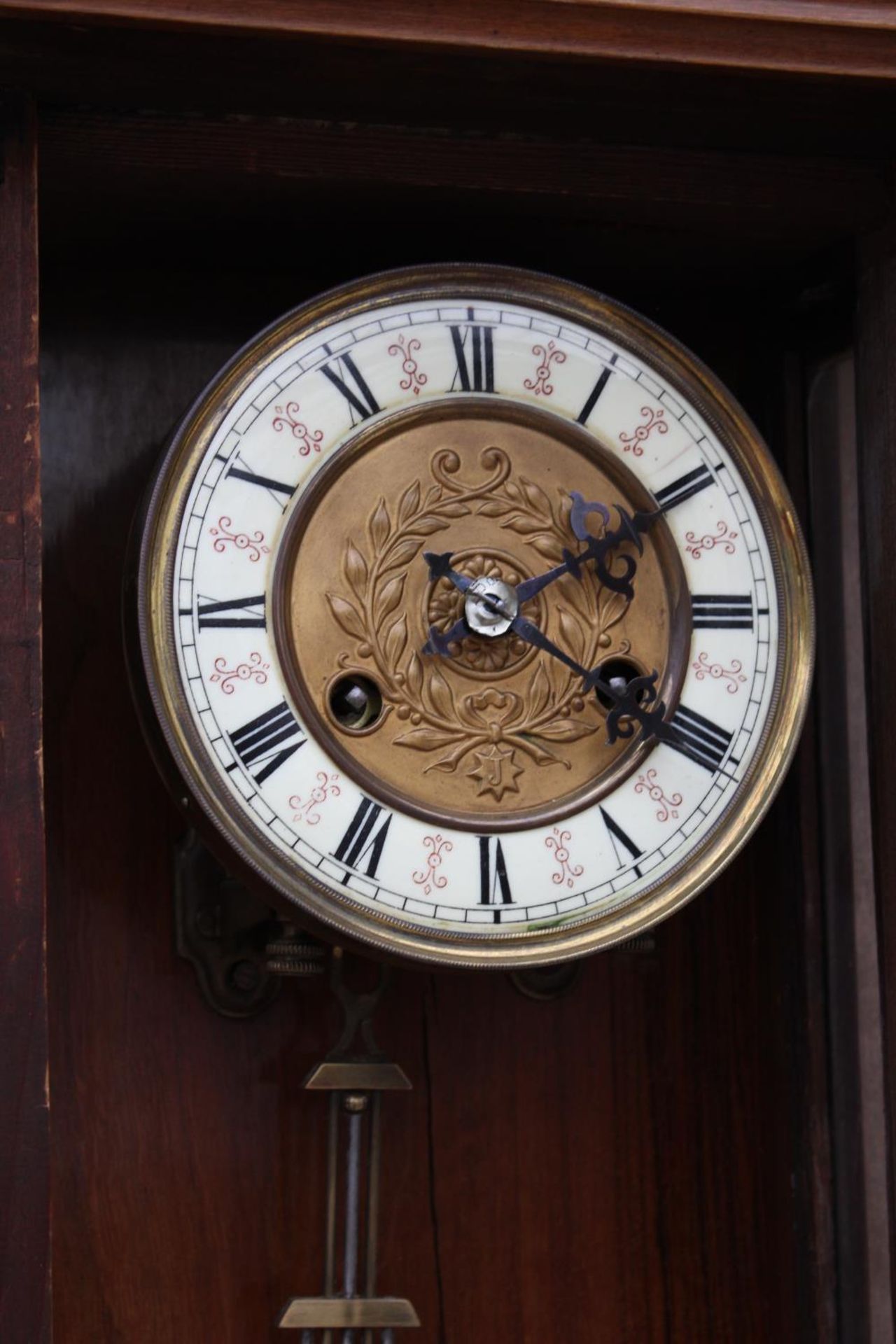 A VICTORIAN EIGHT DAY WALL CLOCK WITH ROMAN NUMERALS - Image 4 of 5