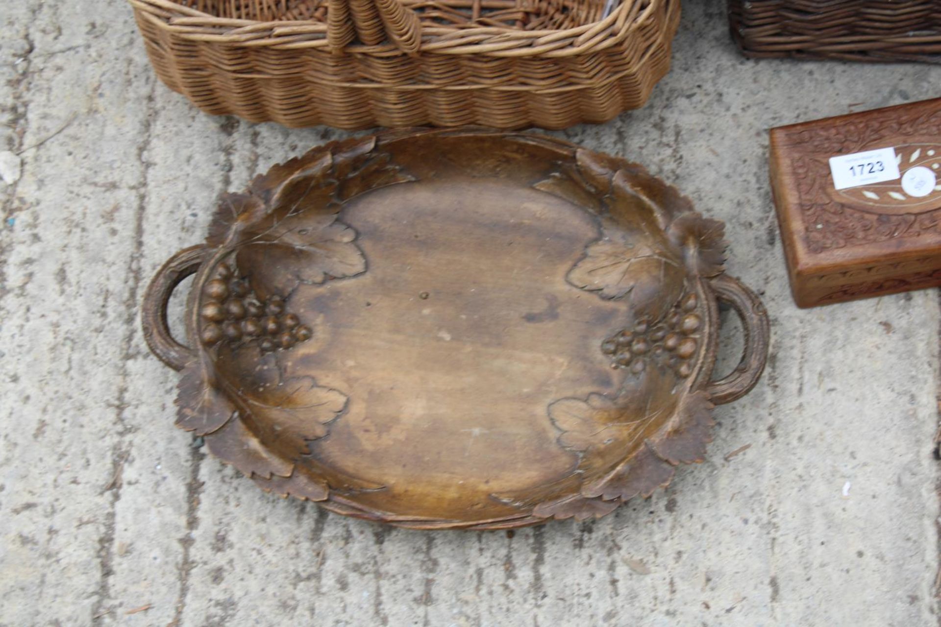 AN ASSORTMENT OF TREEN AND WICKER ITEMS TO INCLUDE TWO HAMPERS, TRUGS AND A LIDDED BOX ETC - Image 3 of 4