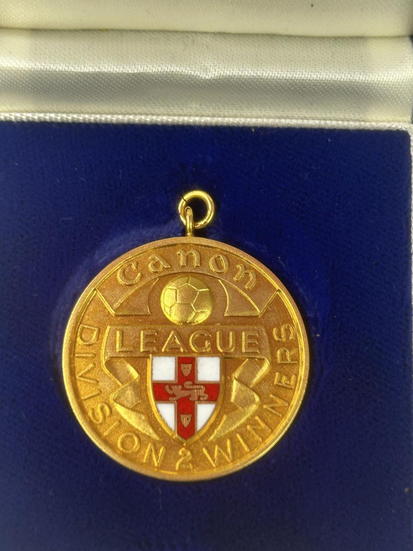 A HALLMARKED 9 CARAT GOLD & ENAMEL FOOTBALL LEAGUE CANON DIVISION 2 LEAGUE WINNERS MEDAL 1984-1985 - Image 2 of 5
