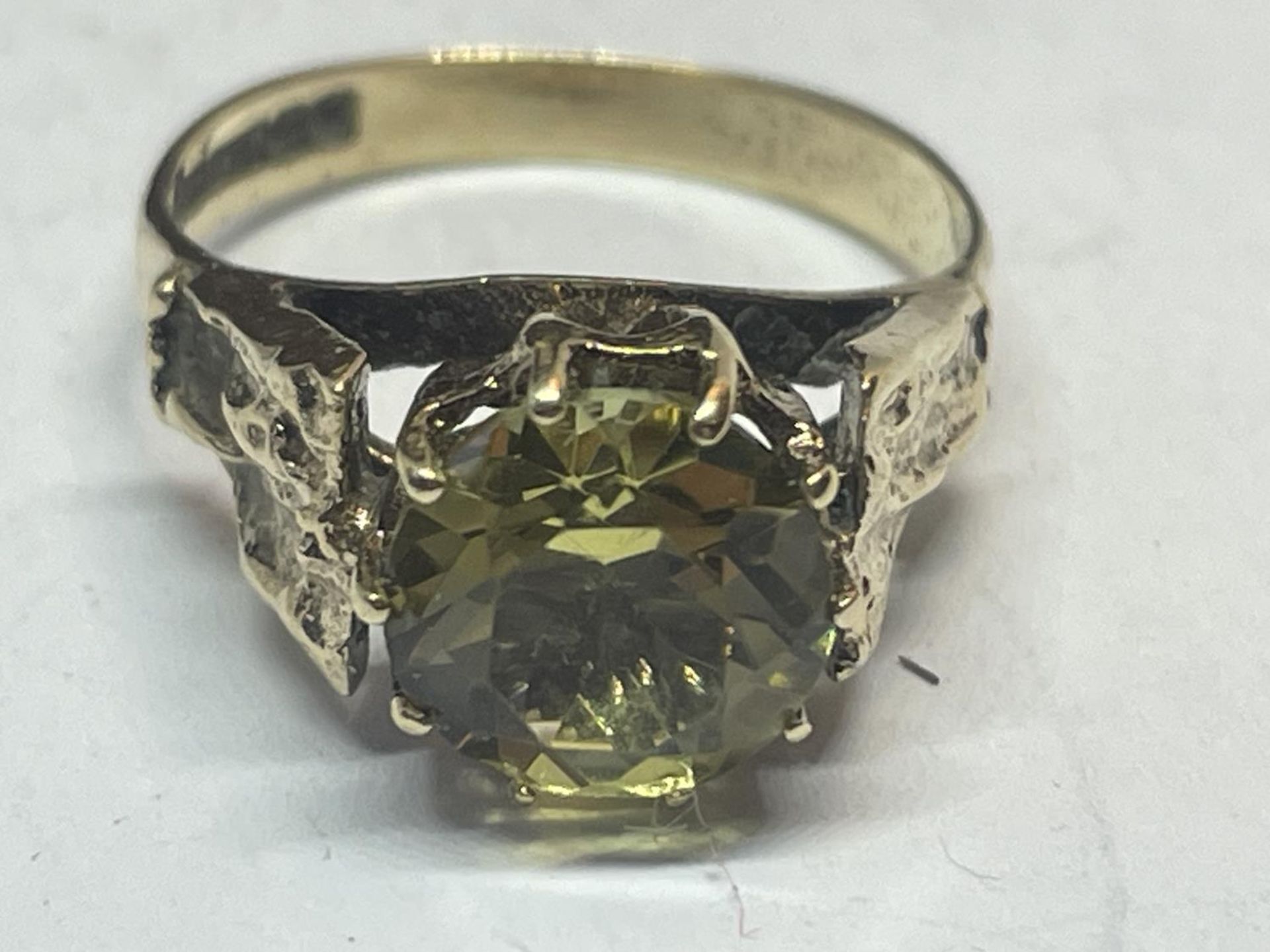 A 9 CARAT GOLD GREEN STONE SOLITAIRE RING SIZE L IN A PRESENTATION BOX - Image 2 of 4