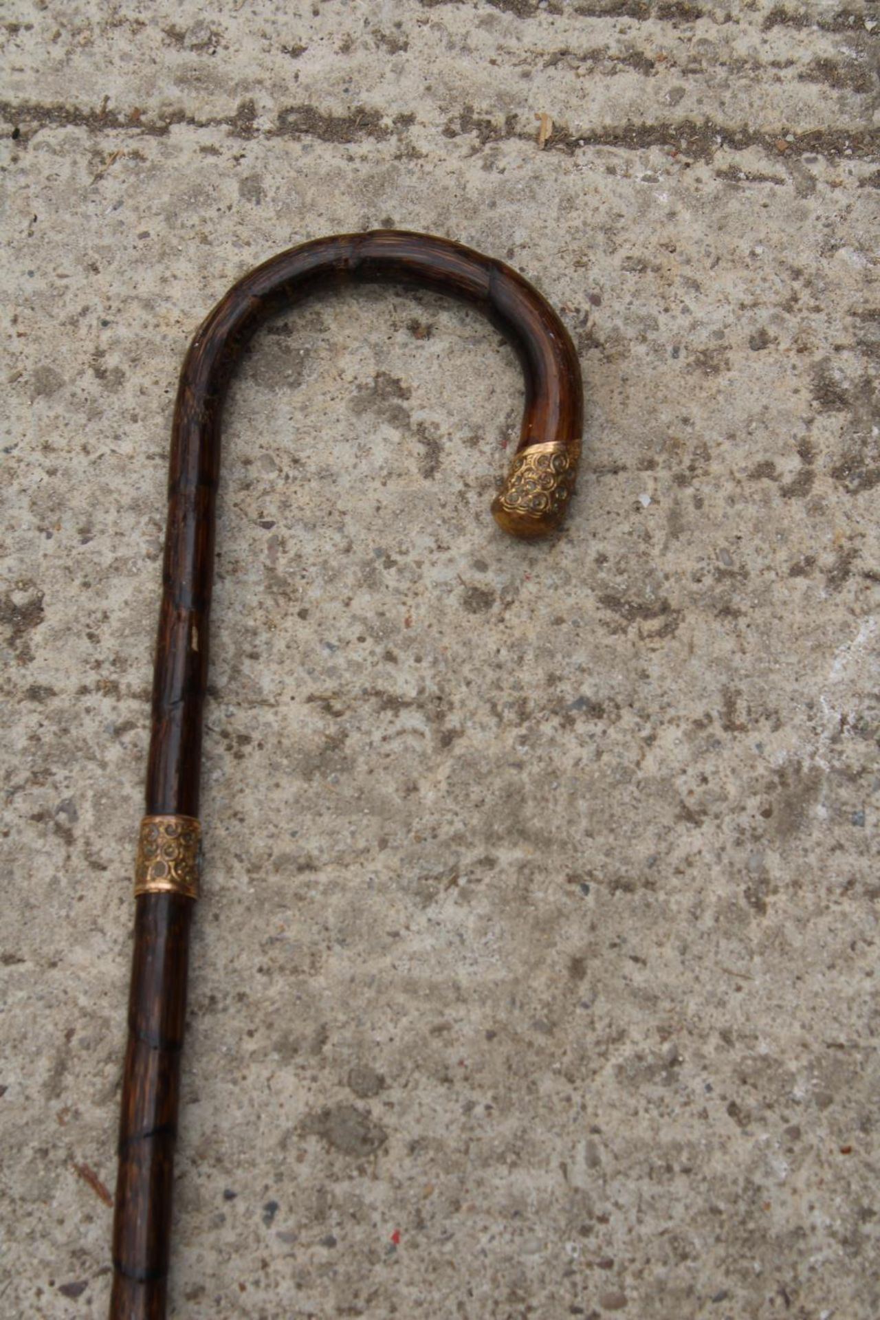 A VINTAGE WOODEN WALKING STICK WITH 18CT GOLD COLLAR AND HANDLE TIP - Image 2 of 2