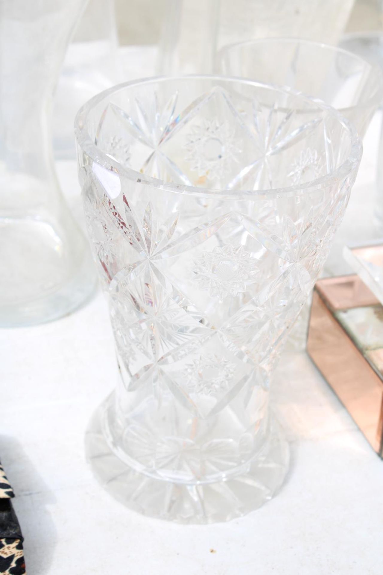 AN ASSORTMENT OF VARIOUS GLASS VASES AND CANDLE HOLDERS ETC - Image 6 of 7