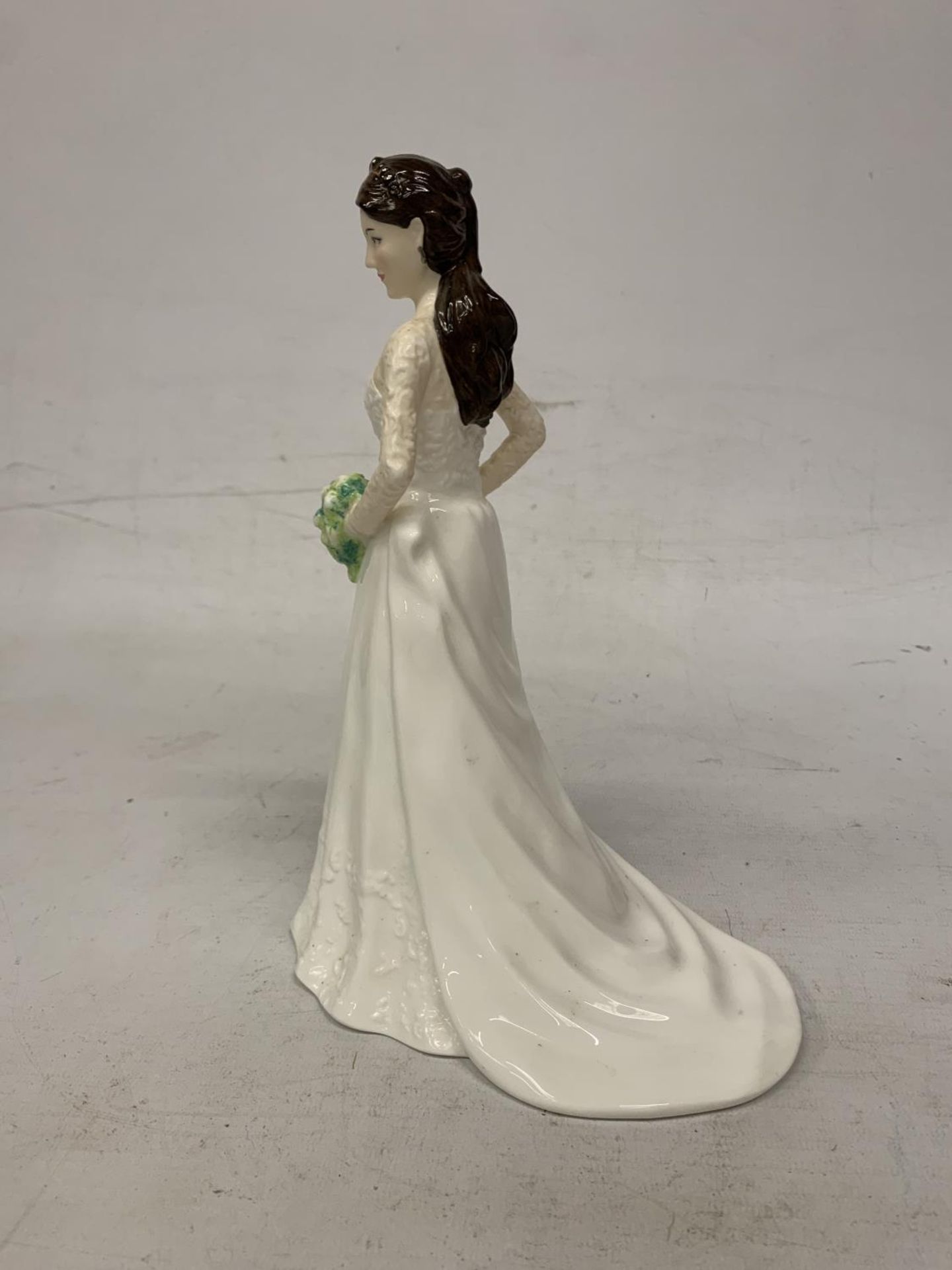 A ROYAL WORCESTER FIGURE "CATHERINE DUCHESS OF CAMBRIDGE" LIMITED EDITION OF 2995 - Bild 3 aus 4