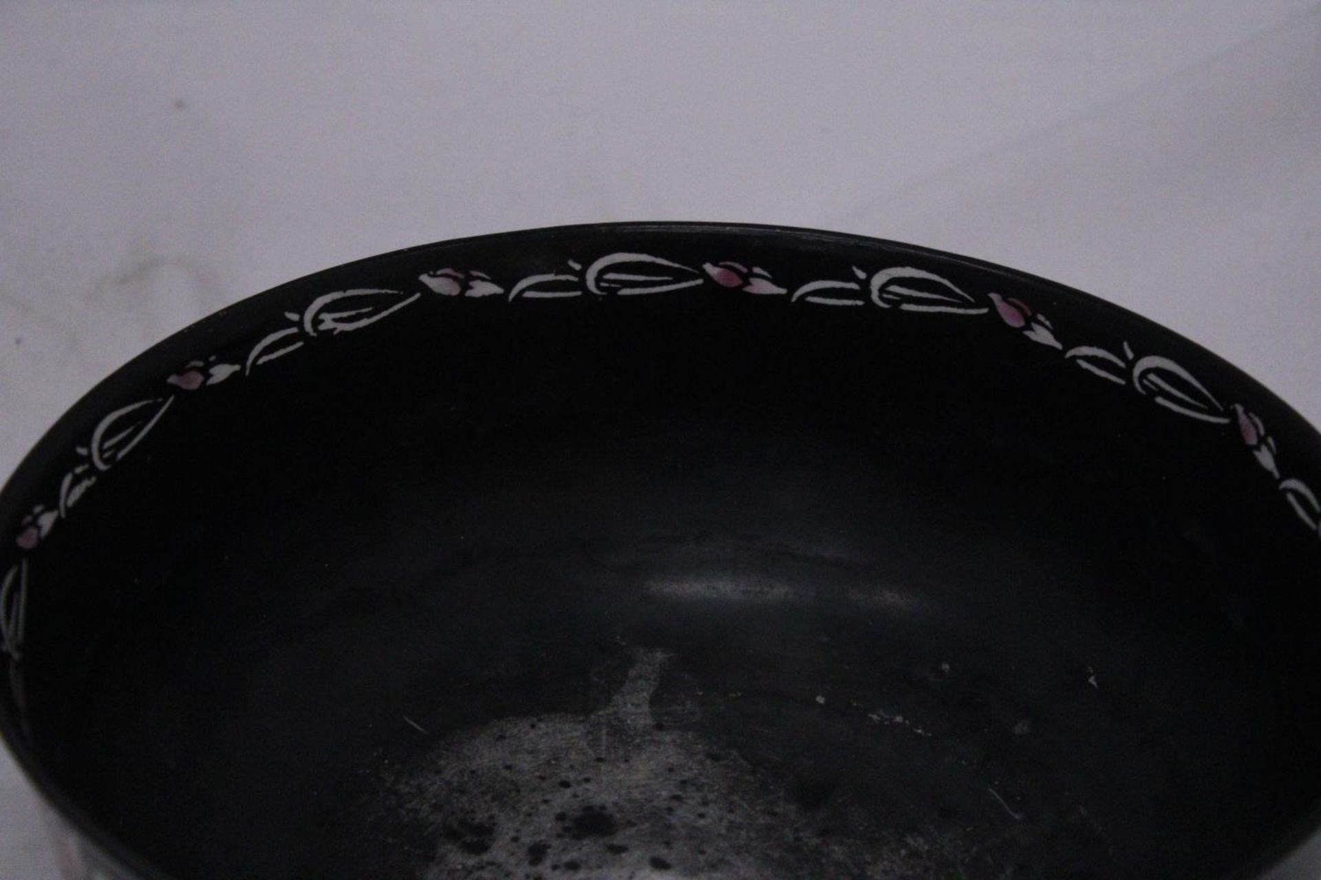A VINTAGE SHELLEY BOWL, BLACK WITH FLORAL PATTERN, DIAMETER 24CM, SOME PAINTED RUBBED OFF FROM THE - Image 3 of 4