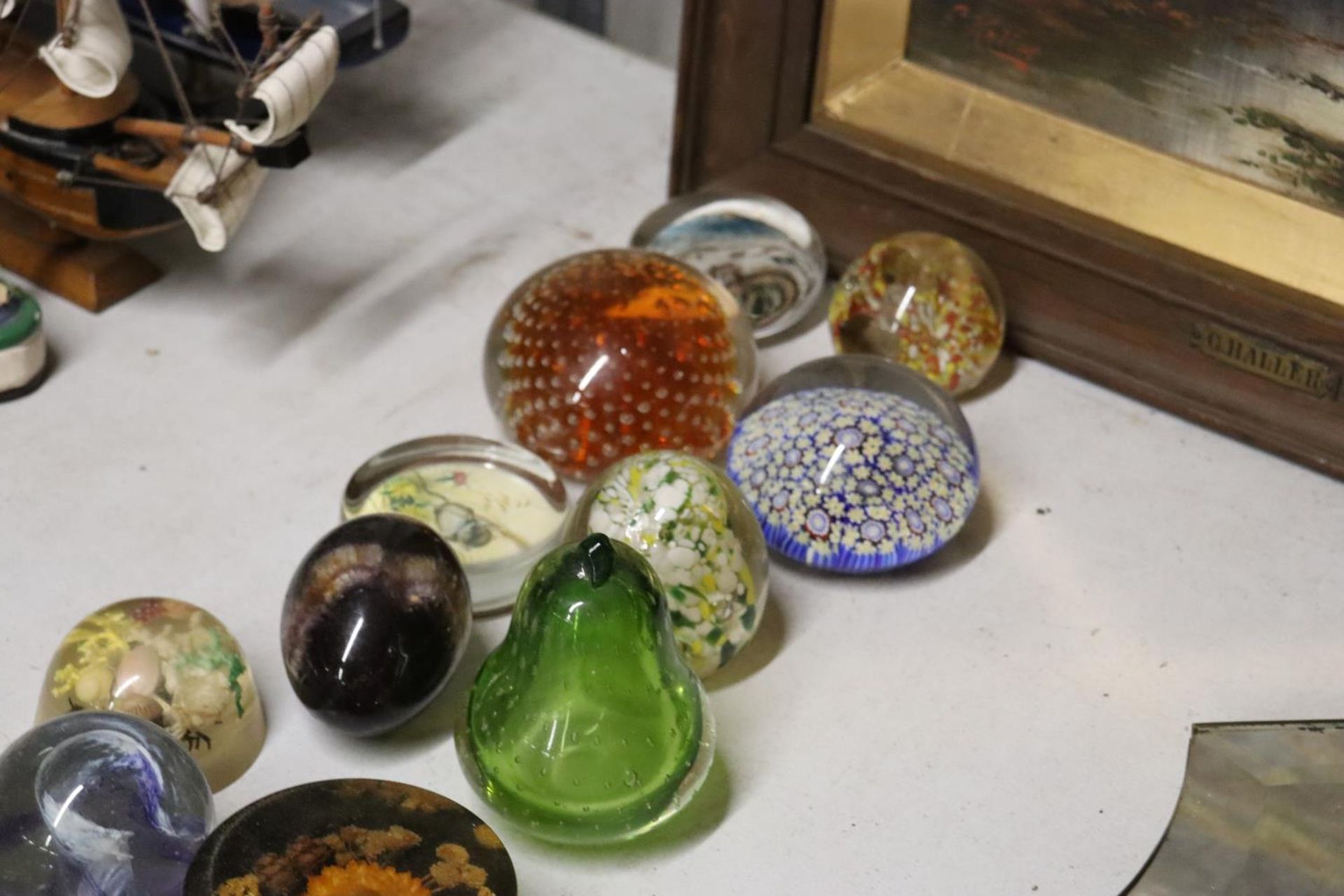 A LARGE QUANTITY OF PAPERWEIGHTS - Image 5 of 6
