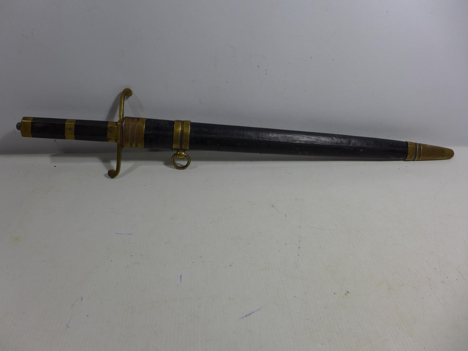 A VINTAGE HUNTING SWORD AND SCABBARD, 42CM BLADE, LENGTH 58CM - Bild 5 aus 5