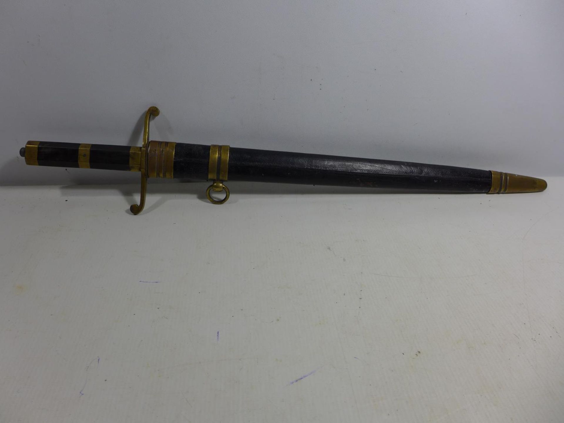 A VINTAGE HUNTING SWORD AND SCABBARD, 42CM BLADE, LENGTH 58CM - Image 5 of 5