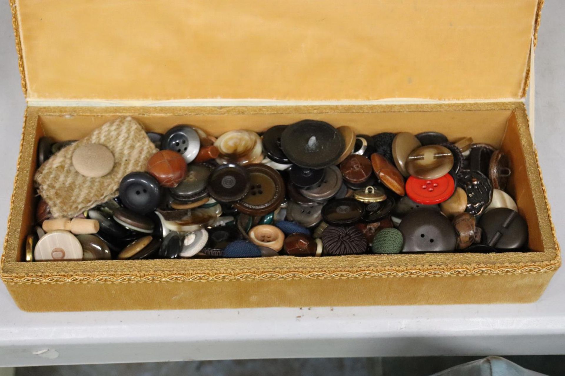 A LARGE QUANTITY OF VINTAGE BUTTONS IN BOXES PLUS HABERDASHERY ITEMS - Bild 2 aus 5