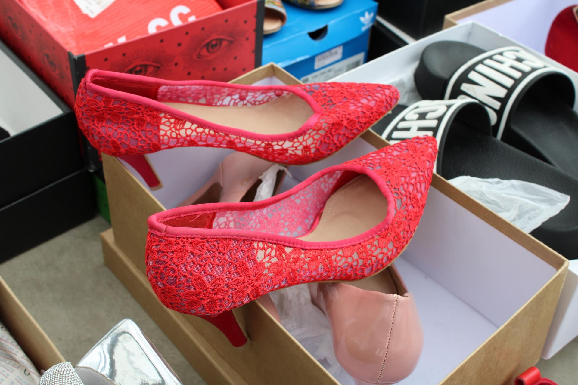 AN ASSORTMENT OF VARIOUS LADIES SHOES - Image 9 of 10