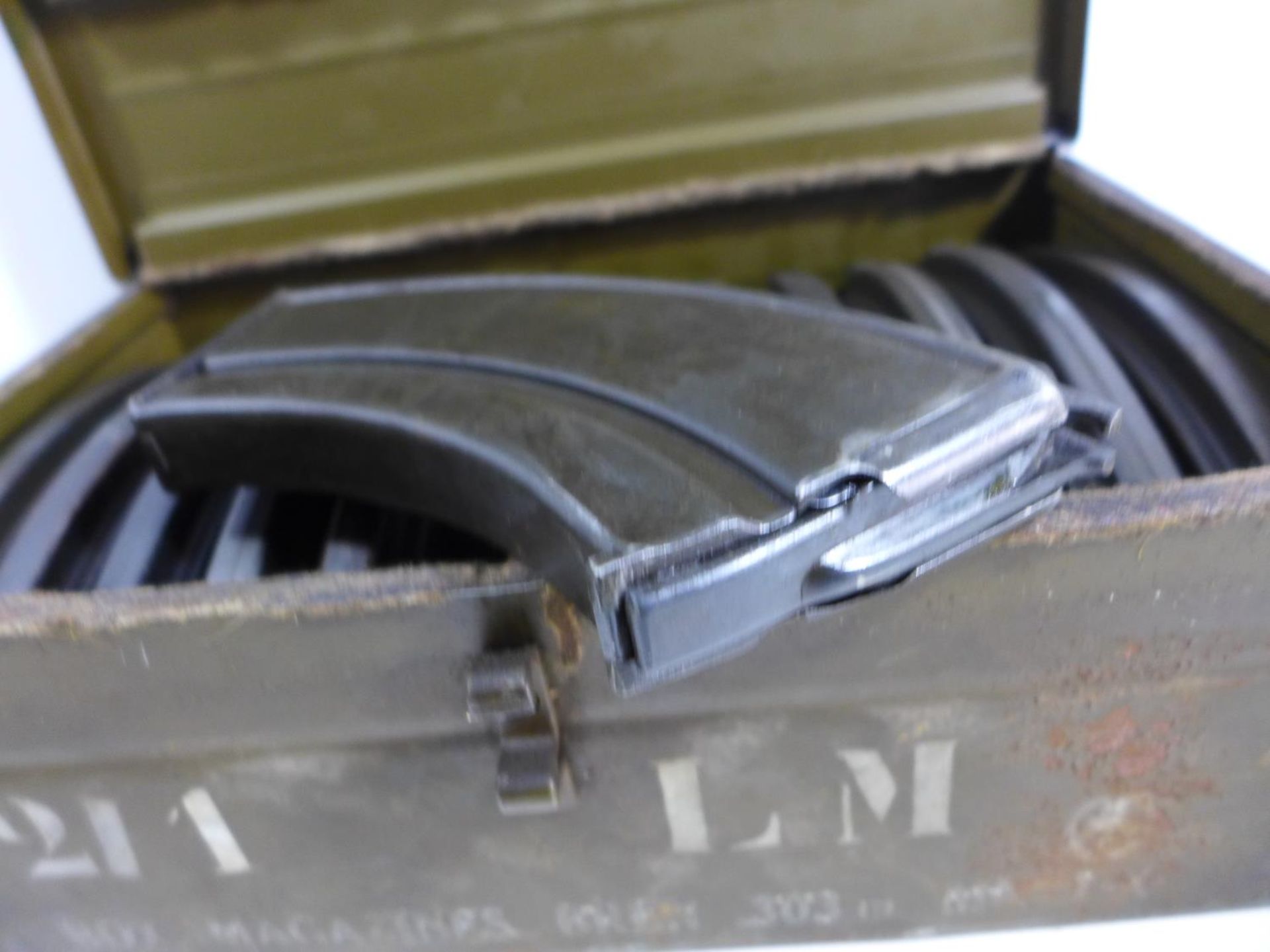 A .303 BREN GUN MAGAZINE BOX COMPLETE WITH TWELVE MAGAZINES - Bild 2 aus 4