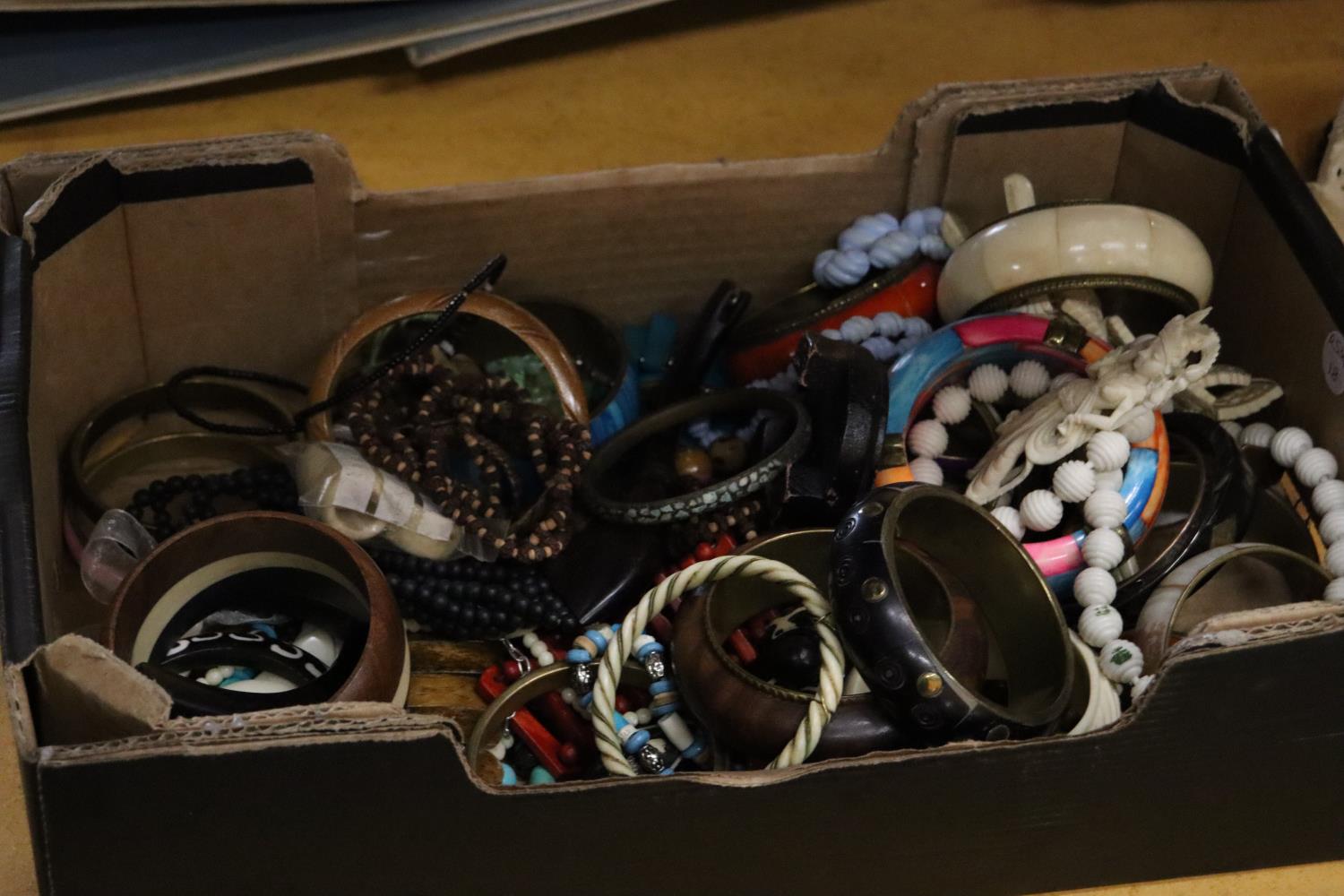 A QUANTITY OF COSTUME JEWELLERY BANGLES, BRACELETS, NECKLACES, ETC, PLUS PURSES AND FIGURES - Image 5 of 5