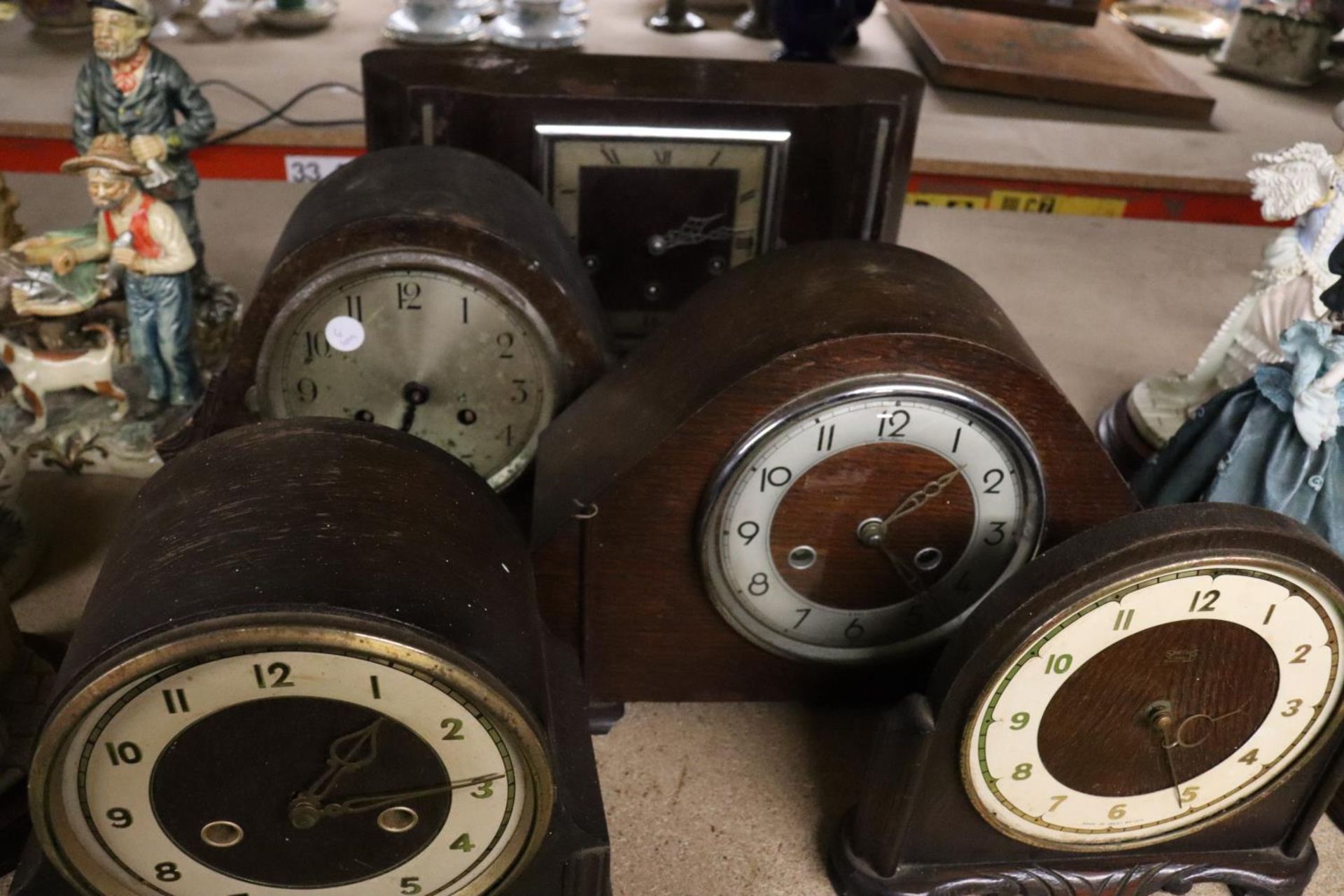 FIVE MAHOGANY AND OAK FRAMED VINTAGE MANTLE CLOCKS, TO INCLUDE SMITHS - Bild 5 aus 5