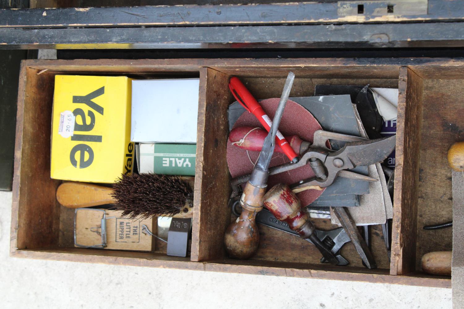 A VINTAGE PINE TOOL CHEST WITH AN ASSORTMENT OF VINTAGE TOOLS TO INCLUDE SCREW DRIVERS, SAWS AND - Bild 3 aus 6