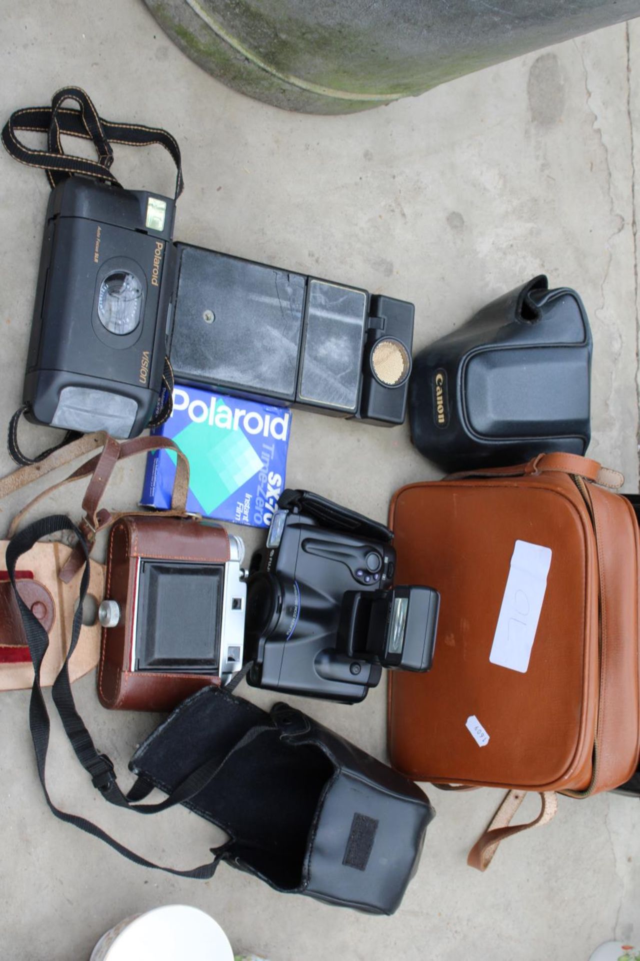 AN ASSORTMENT OF CAMERA EQUIPMENT TO INCLUDE A POLAROID CAMERA, A PENTAX FLASH AND A SONY - Image 2 of 3