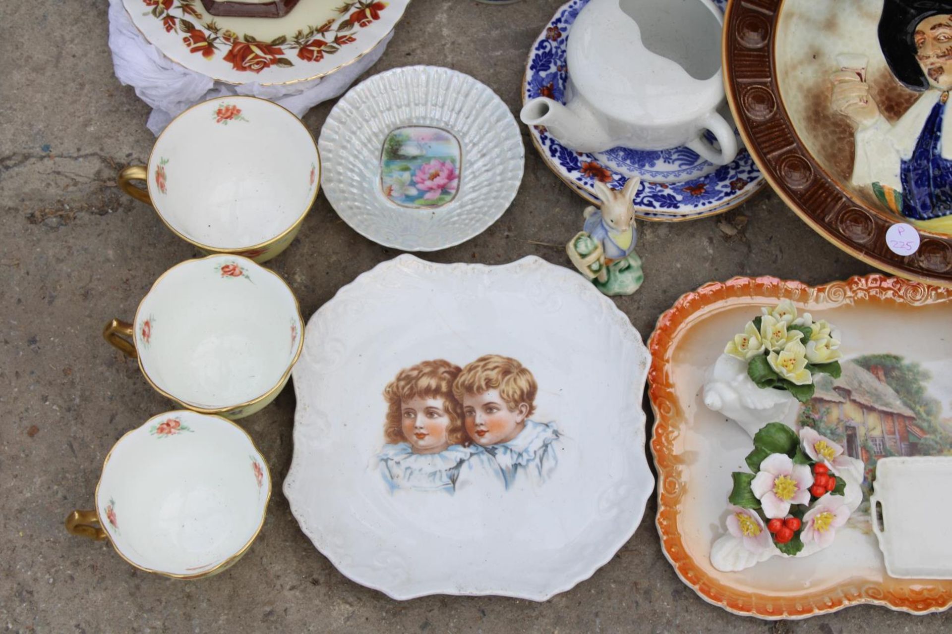 AN ASSORTMENT OF ITEMS TO INCLUDE CERAMIC PLATES, A CLOCK AND CUPS ETC - Image 4 of 5