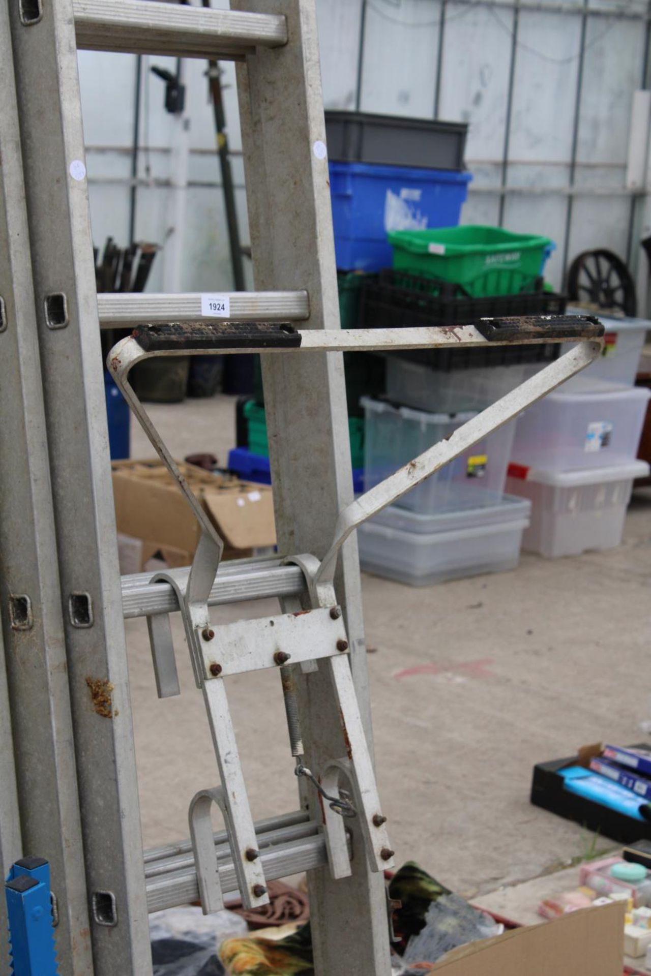 A 24 RUNG THREE SECTION EXTENDABLE ALUMINIUM LADDER - Image 2 of 2