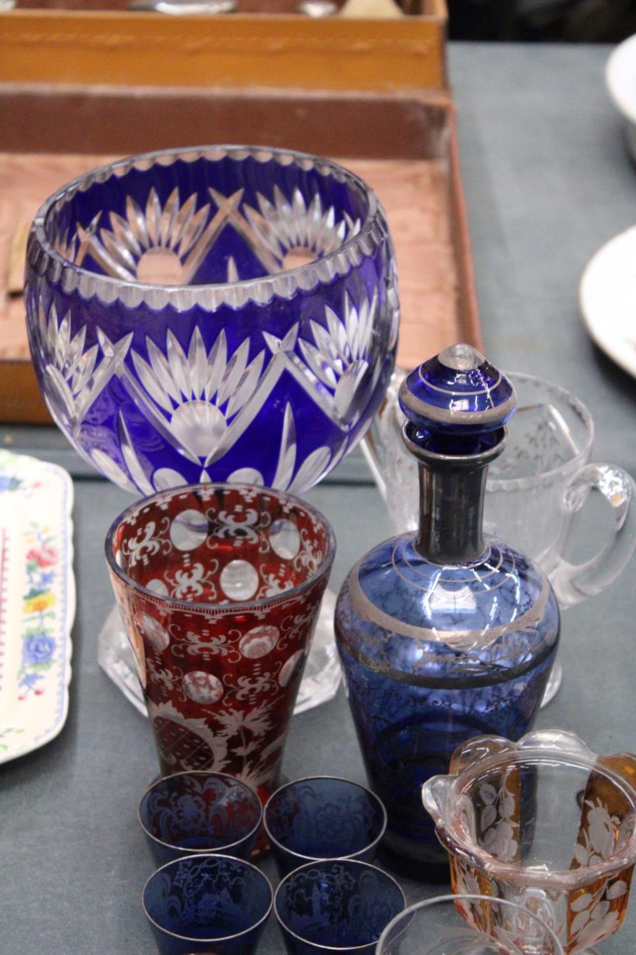 A MIXED LOT OF GLASSWARE TO INCLUDE A BLUE BOHEMIAN STYLE VASE, CRANBERRY JUG, SIX SHOT GLASSES ETC - Bild 2 aus 5