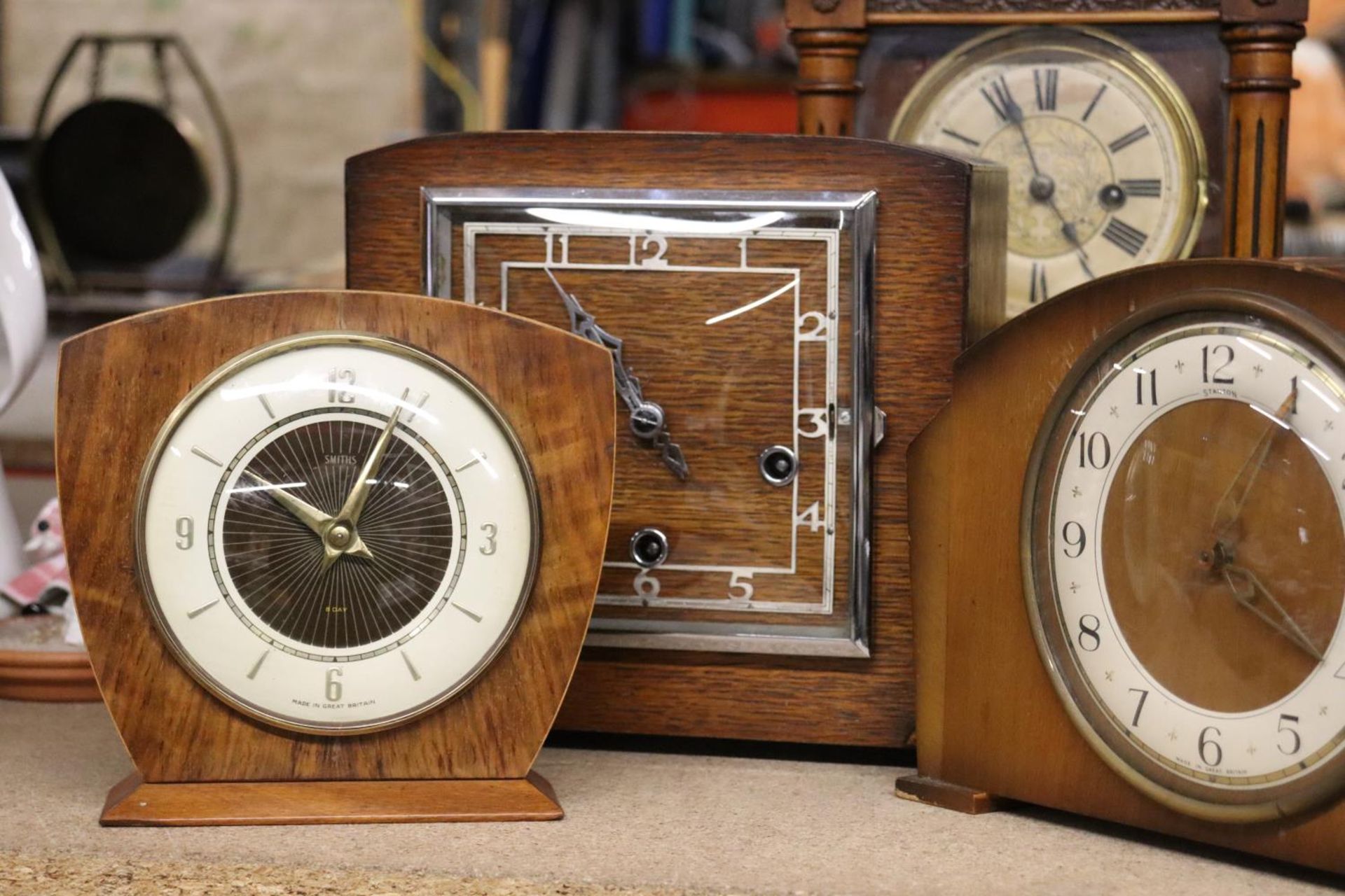 FOUR VINTAGE MAHOGANY AND OAK CASED MANTLE CLOCKS, TO INCLUDE SMITHS - Bild 2 aus 5