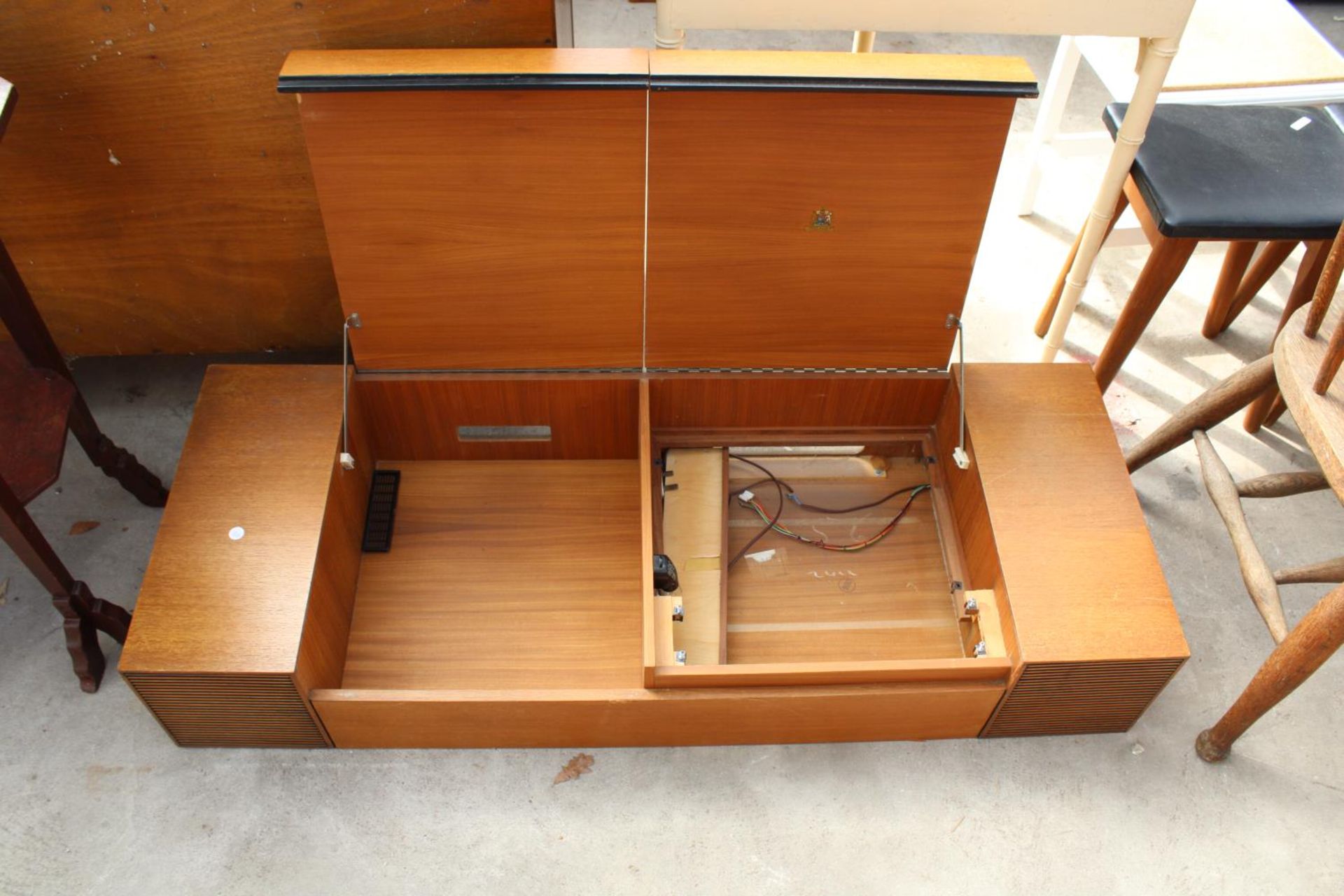 A RETRO TEAK RADIOGRAM CASE - Image 2 of 2