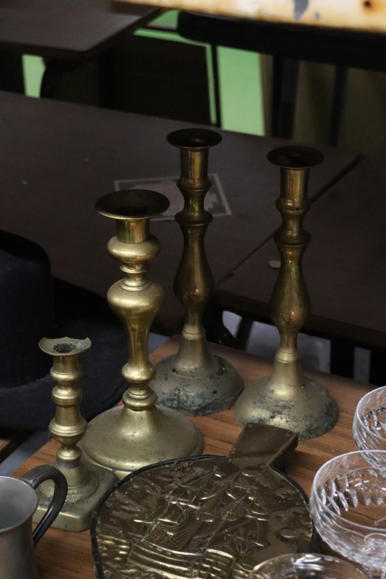 A MIXED LOT OF BRASSWARE TO INCLUDE FOUR CANDLE STICKS, A BRASS AND LEATHER FIRE BELLOWS PLUS A - Bild 5 aus 6