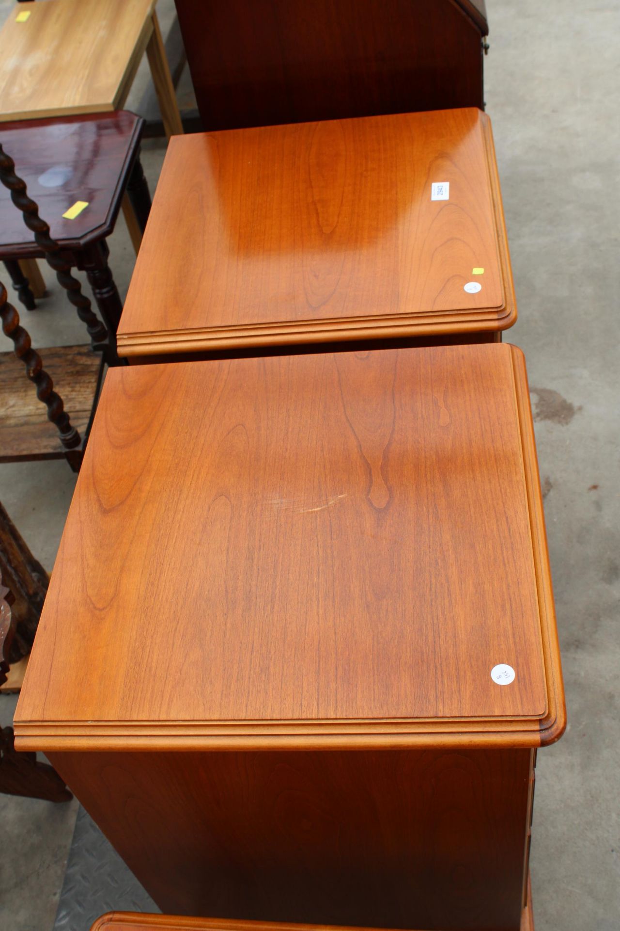 A PAIR OF YOUNGER FURNITURE BEDSIDE CHESTS OF 3 DRAWERS ON BRACKET FEET - Image 5 of 5