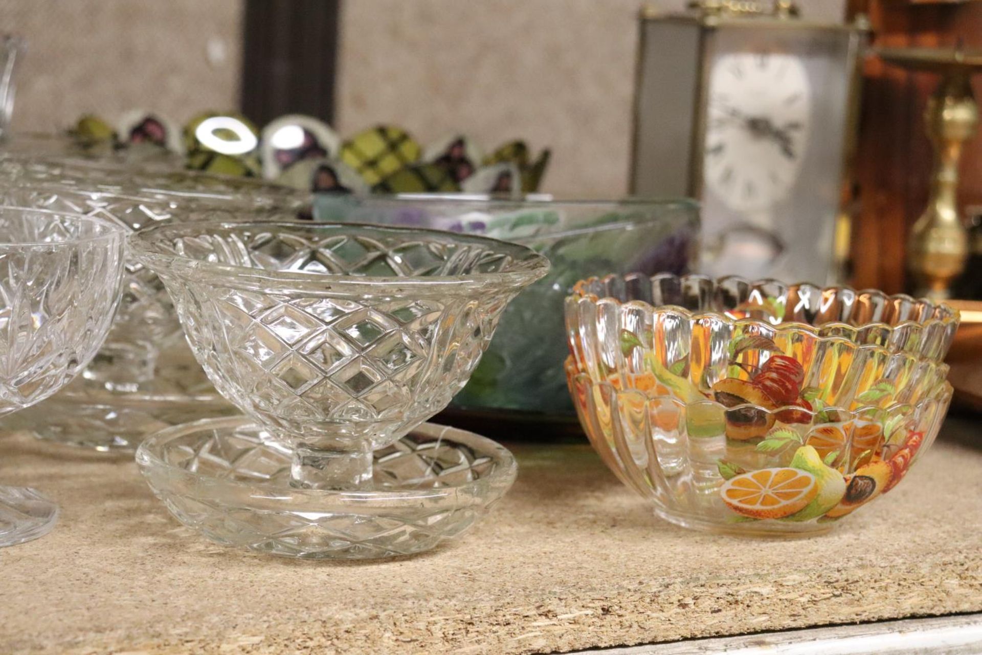 A QUANTITY OF GLASSWARE TO INCLUDE A LARGE COLOURED BOWL, DESSERT BOWLS, A JUG, ETC - Image 3 of 7