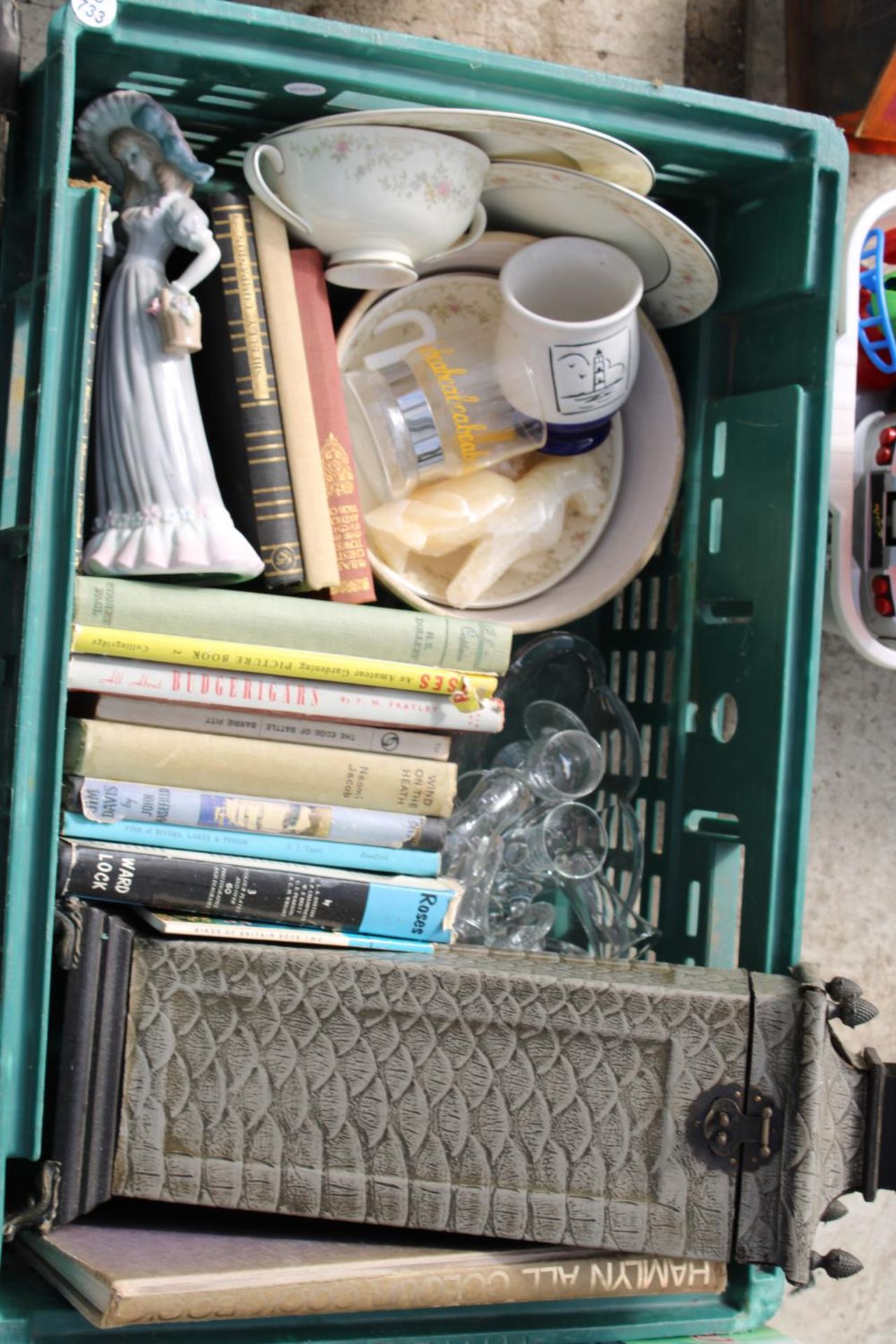 AN ASSORTMENT OF HOUSEHOLD ITEMS TO INCLUDE CERAMICS, GLASS WARE AND BRASS CHARGERS ETC - Image 3 of 4