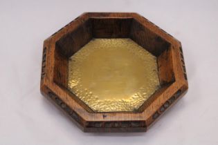 A VICTORIAN WOOD AND BRASS OCTAGONAL OFFERING PLATE, DIAMETER 20CM