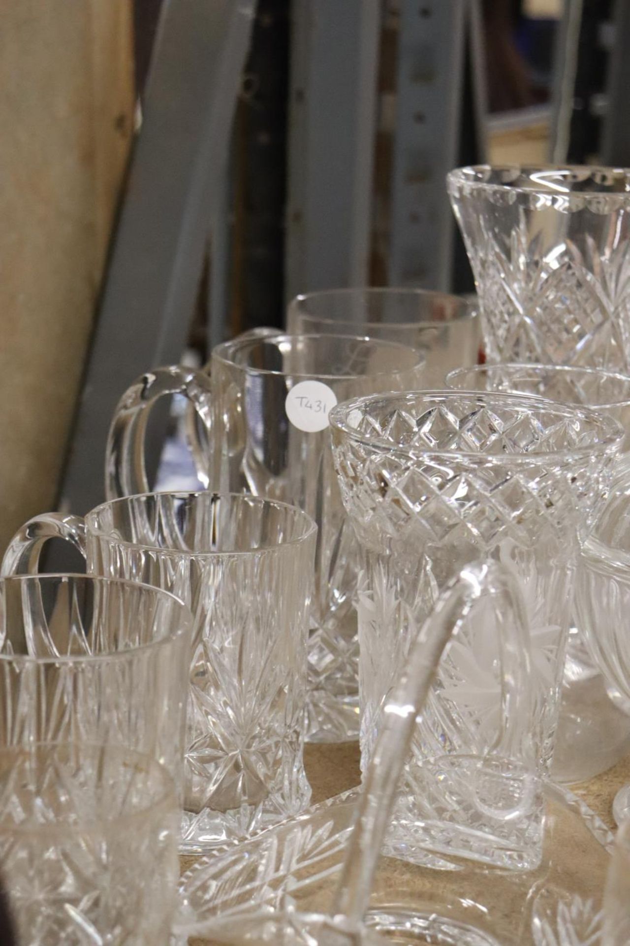A QUANTITY OF GLASSWARE TO INCLUDE VASES, BOWLS, TUMBLERS, ETC - Bild 6 aus 6